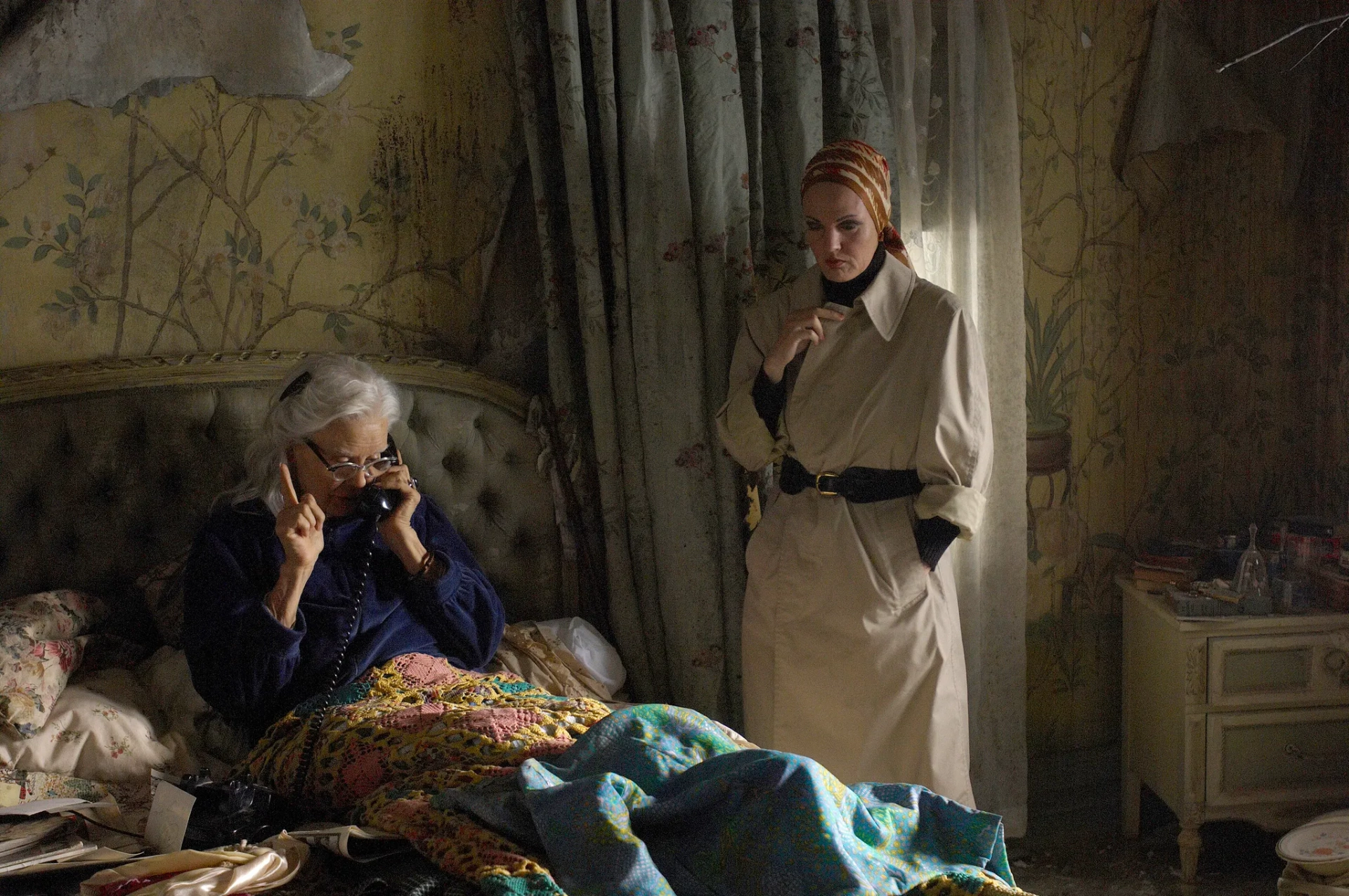 Drew Barrymore and Jessica Lange in Grey Gardens (2009)