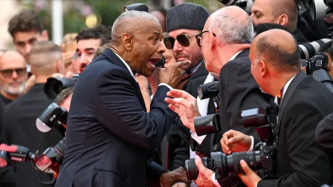 برخورد دنزل واشینگتن با عکاس در فرش قرمز کن 