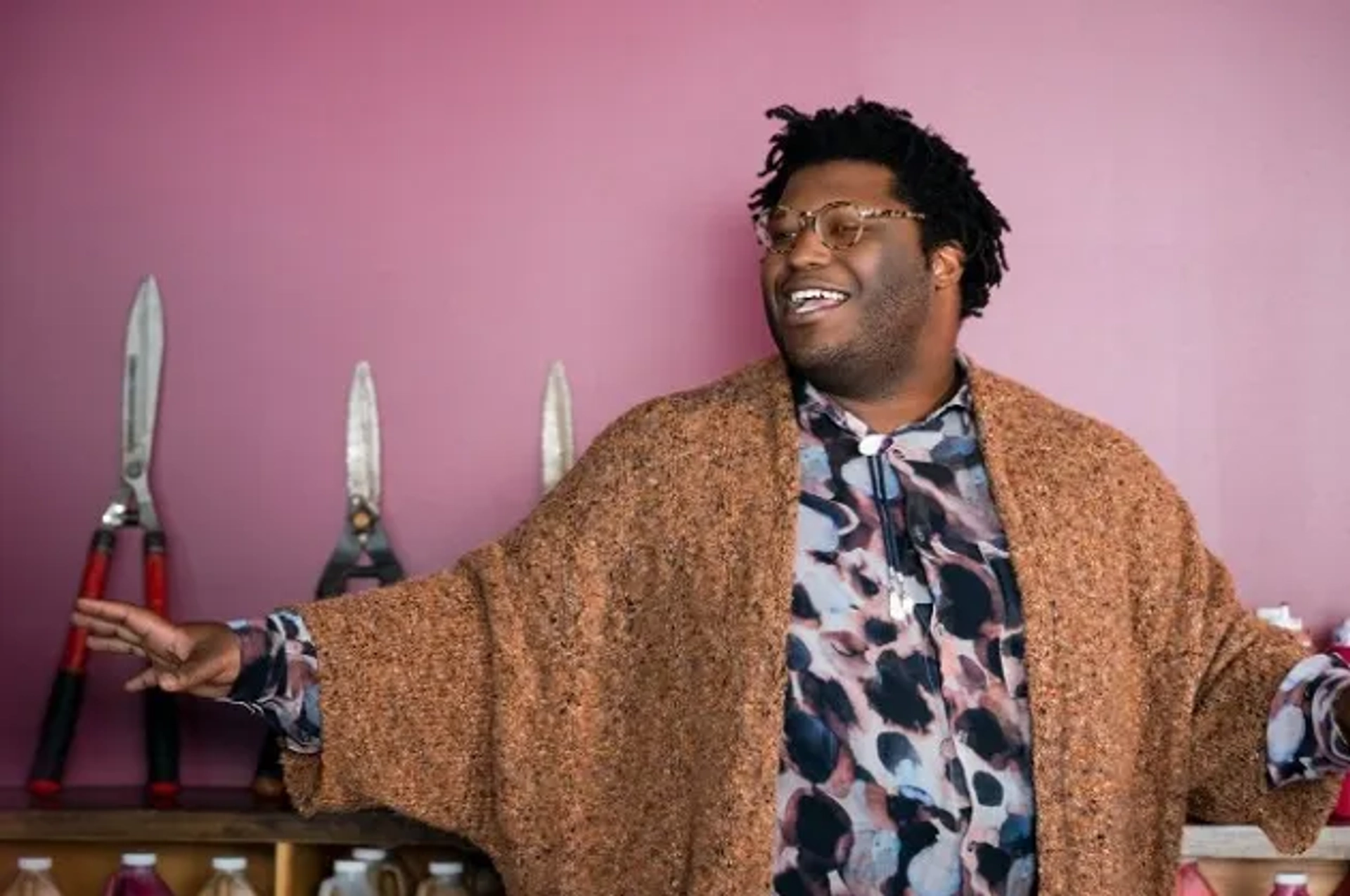 Larry Owens in Sofia & Edgar (2020)