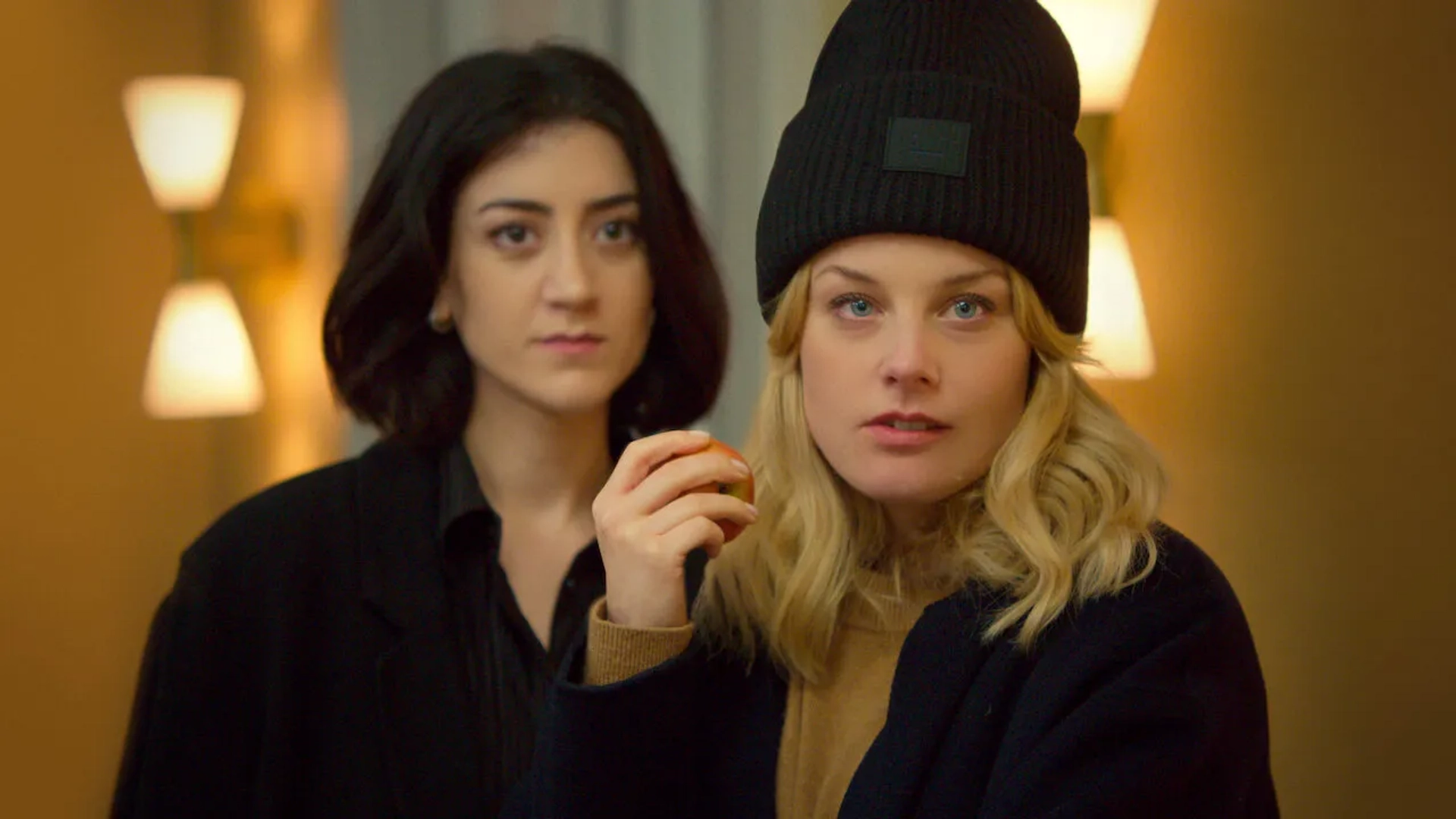 Ida Engvoll and Gizem Erdogan in Love & Anarchy (2020)