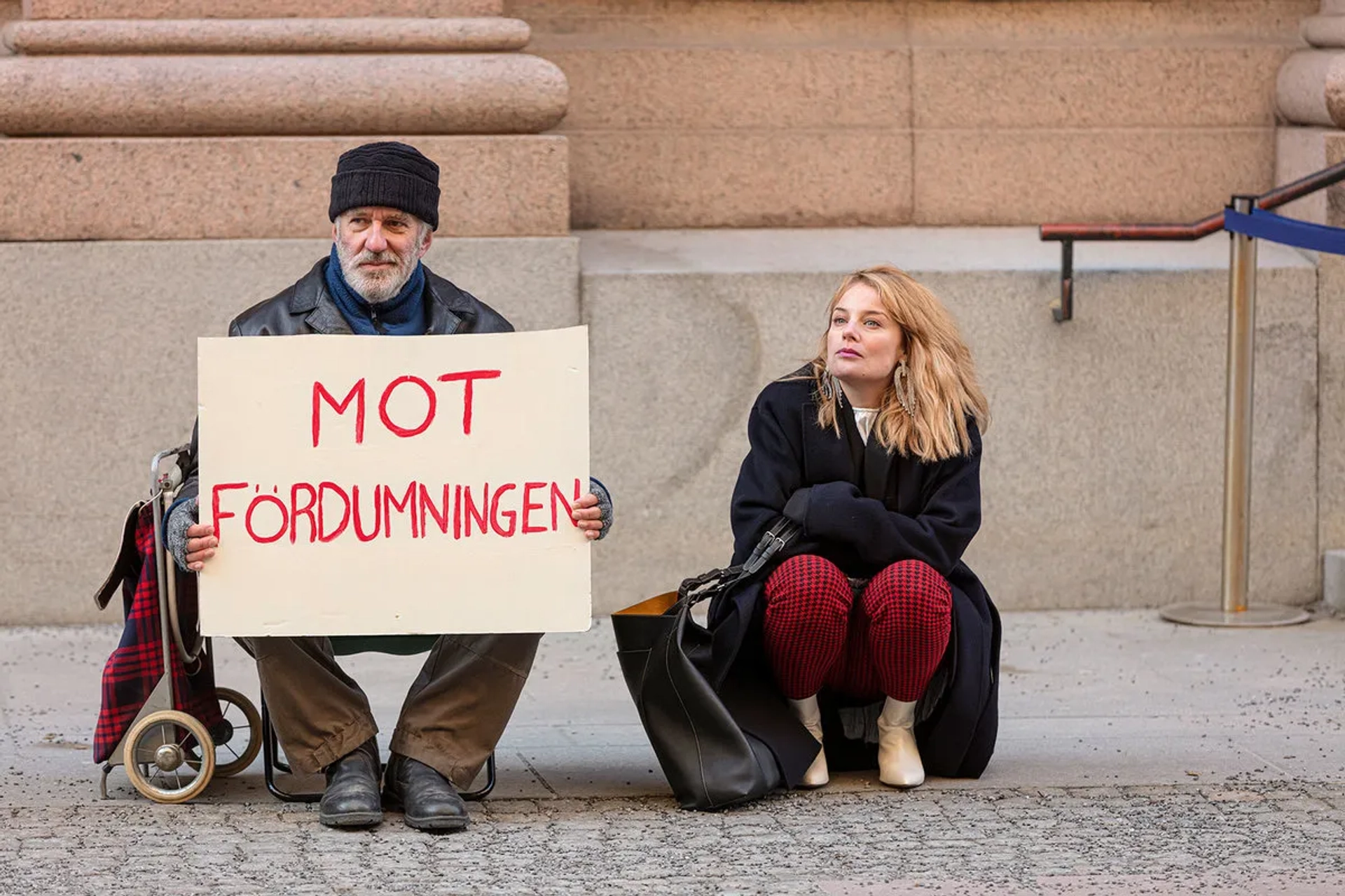Lars Väringer and Ida Engvoll in Love & Anarchy (2020)