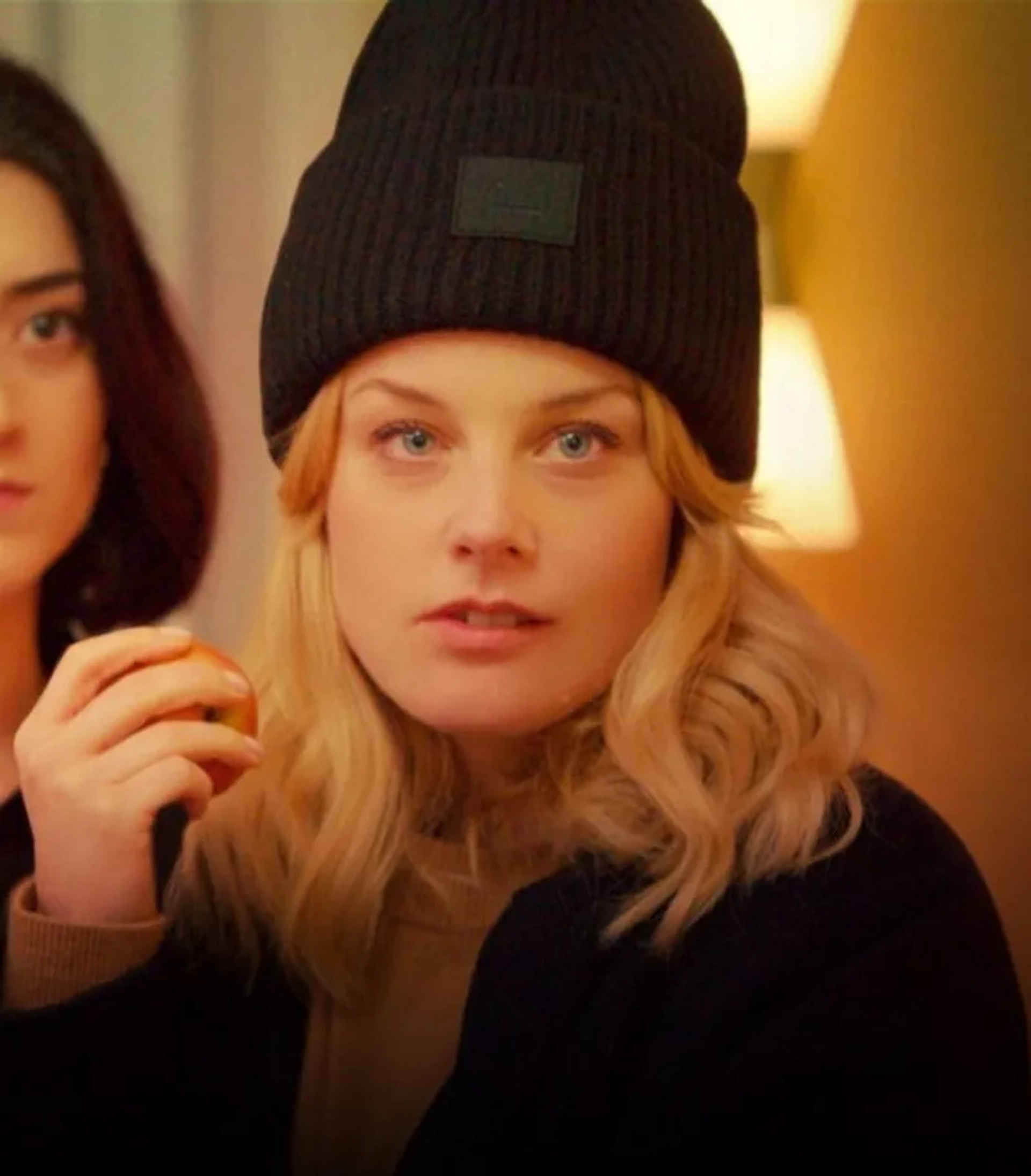 Ida Engvoll and Gizem Erdogan in Love & Anarchy (2020)