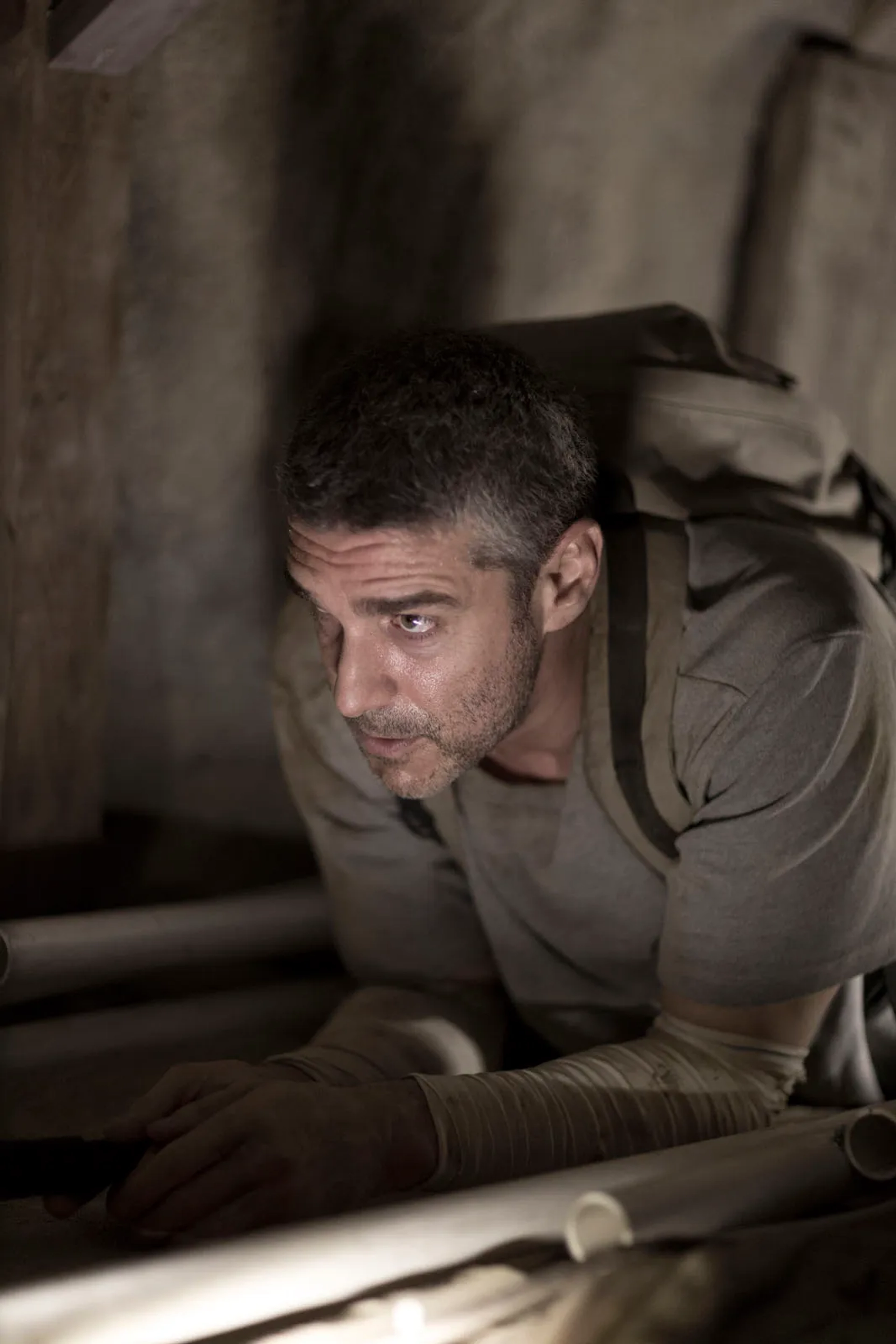 Leonardo Sbaraglia in At the End of the Tunnel (2016)