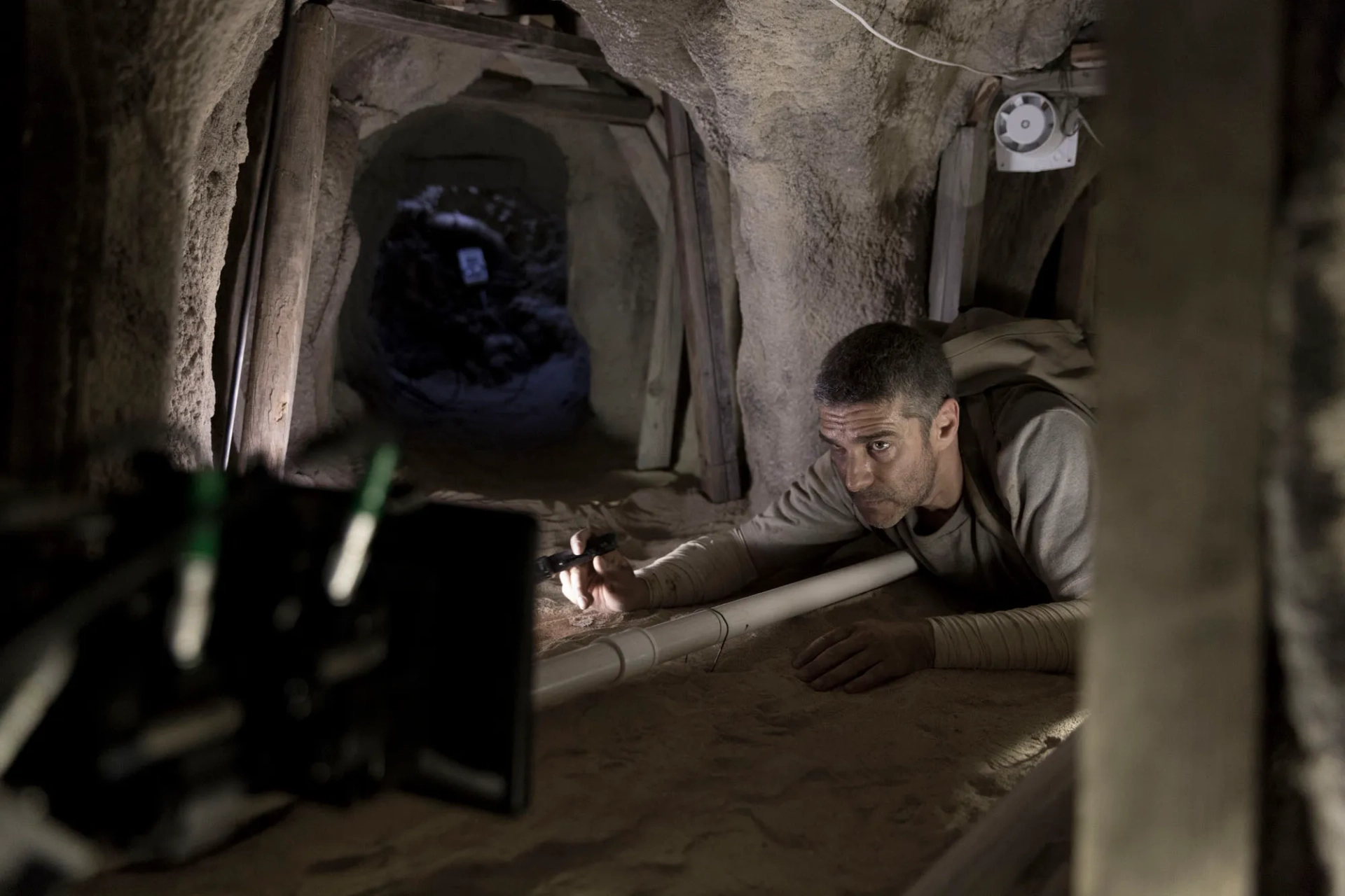 Leonardo Sbaraglia in At the End of the Tunnel (2016)