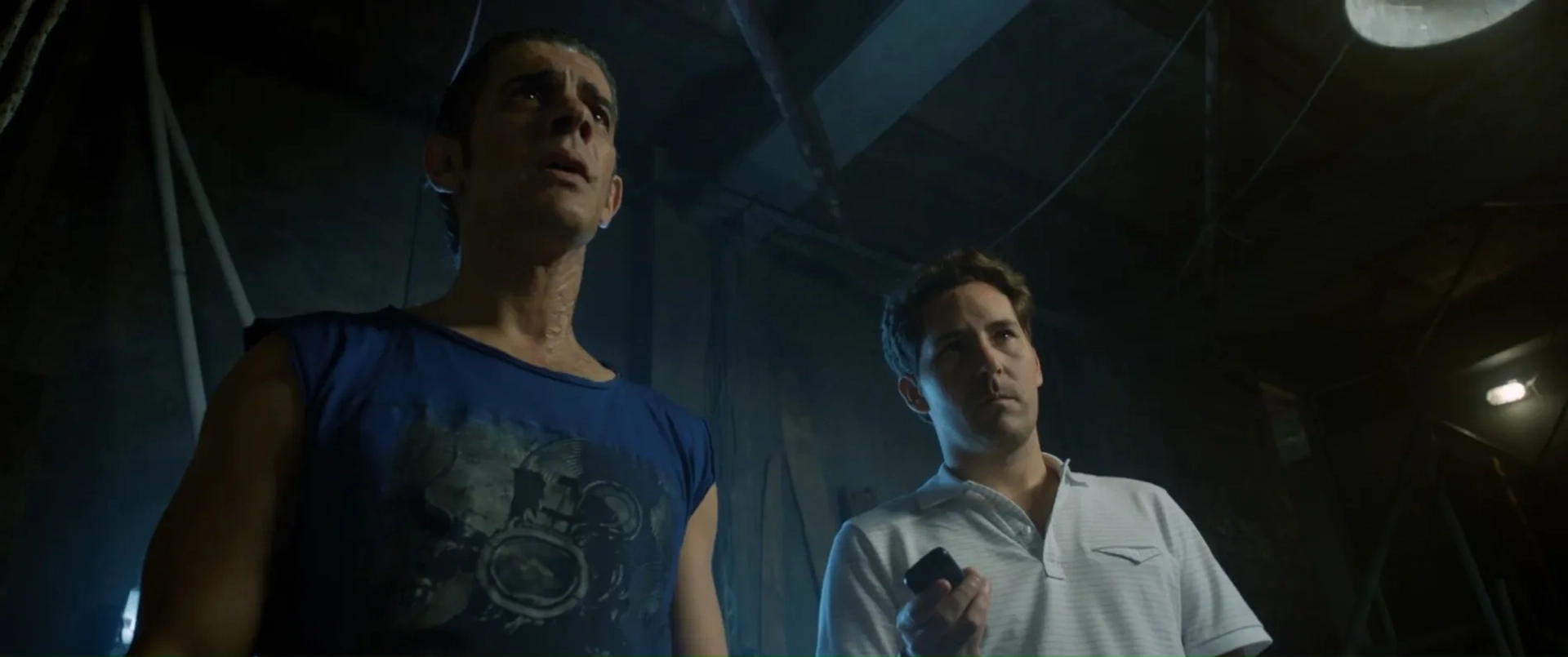 Pablo Echarri and Javier Godino in At the End of the Tunnel (2016)