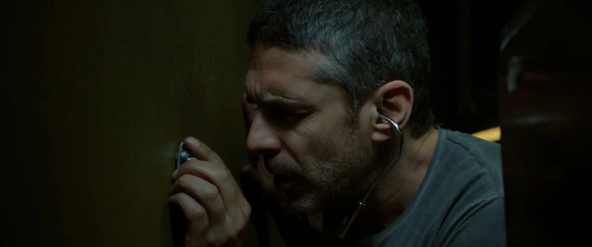 Leonardo Sbaraglia in At the End of the Tunnel (2016)