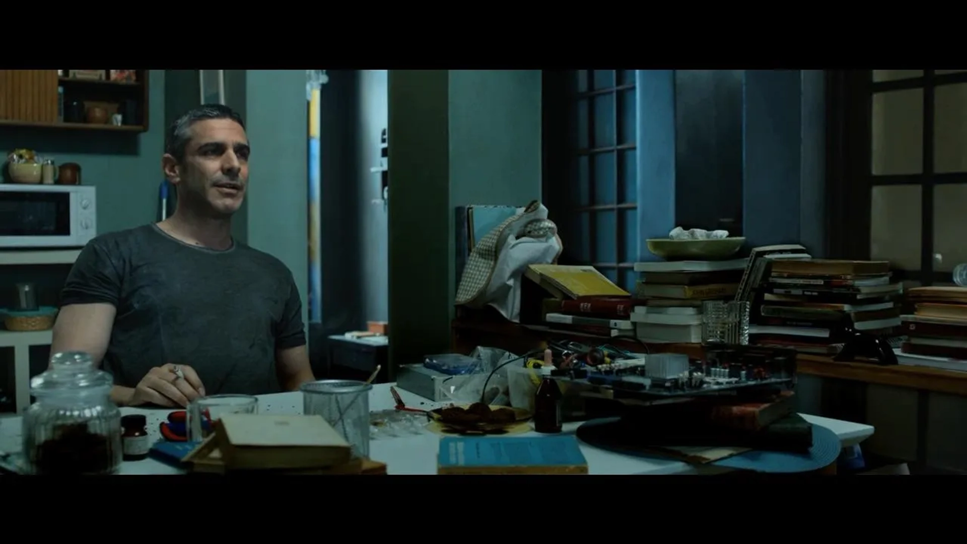 Leonardo Sbaraglia in At the End of the Tunnel (2016)