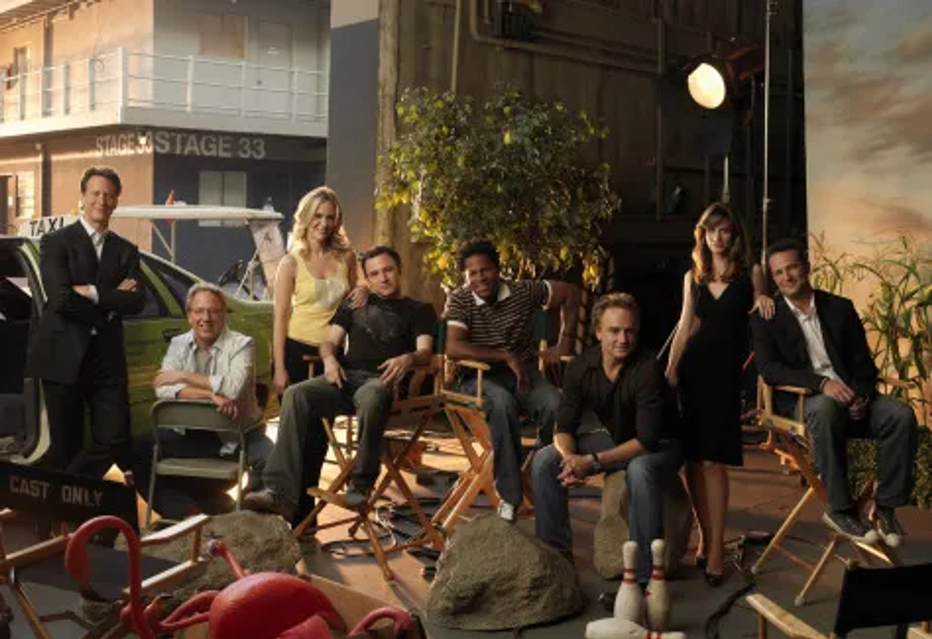 Amanda Peet, Matthew Perry, Steven Weber, Sarah Paulson, Timothy Busfield, D.L. Hughley, Bradley Whitford, and Nate Corddry in Studio 60 on the Sunset Strip (2006)