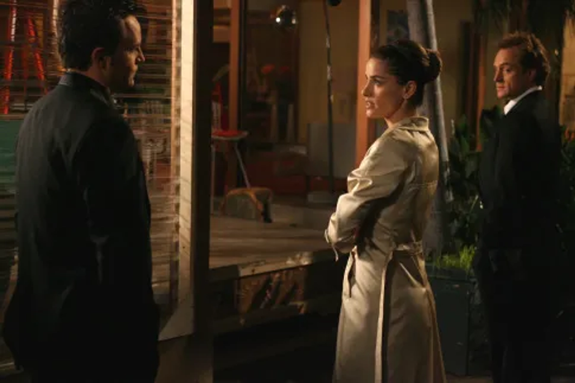 Amanda Peet, Matthew Perry, and Bradley Whitford in Studio 60 on the Sunset Strip (2006)
