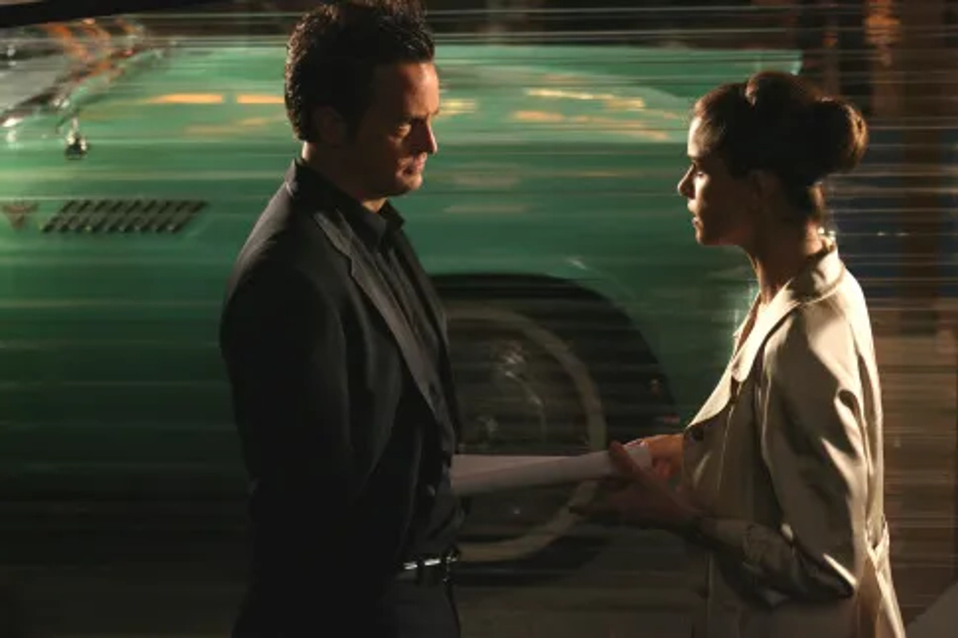 Amanda Peet and Matthew Perry in Studio 60 on the Sunset Strip (2006)