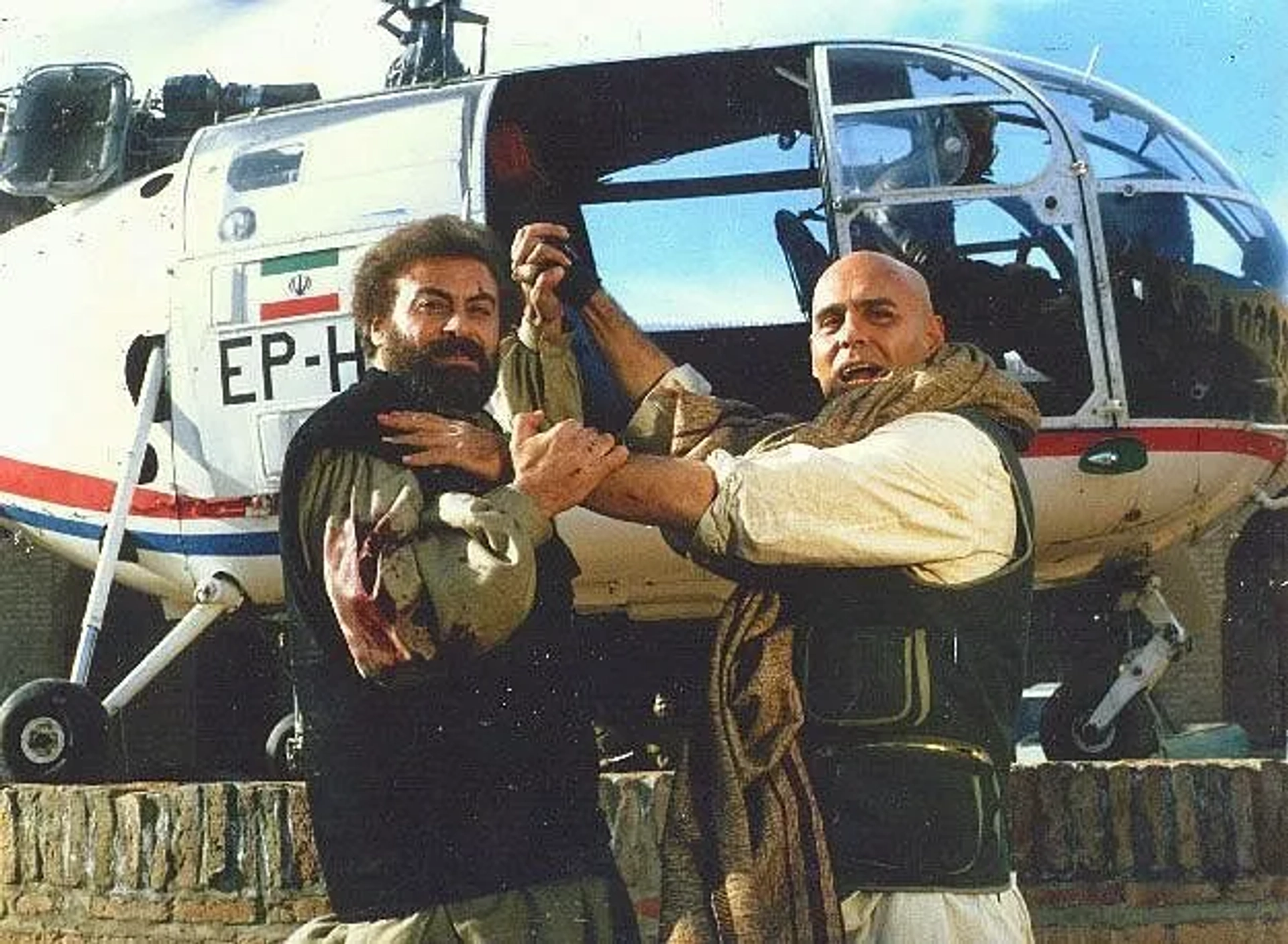 Jamshid Hashempur and Jahanbakhsh Soltani in The Hostage (1996)