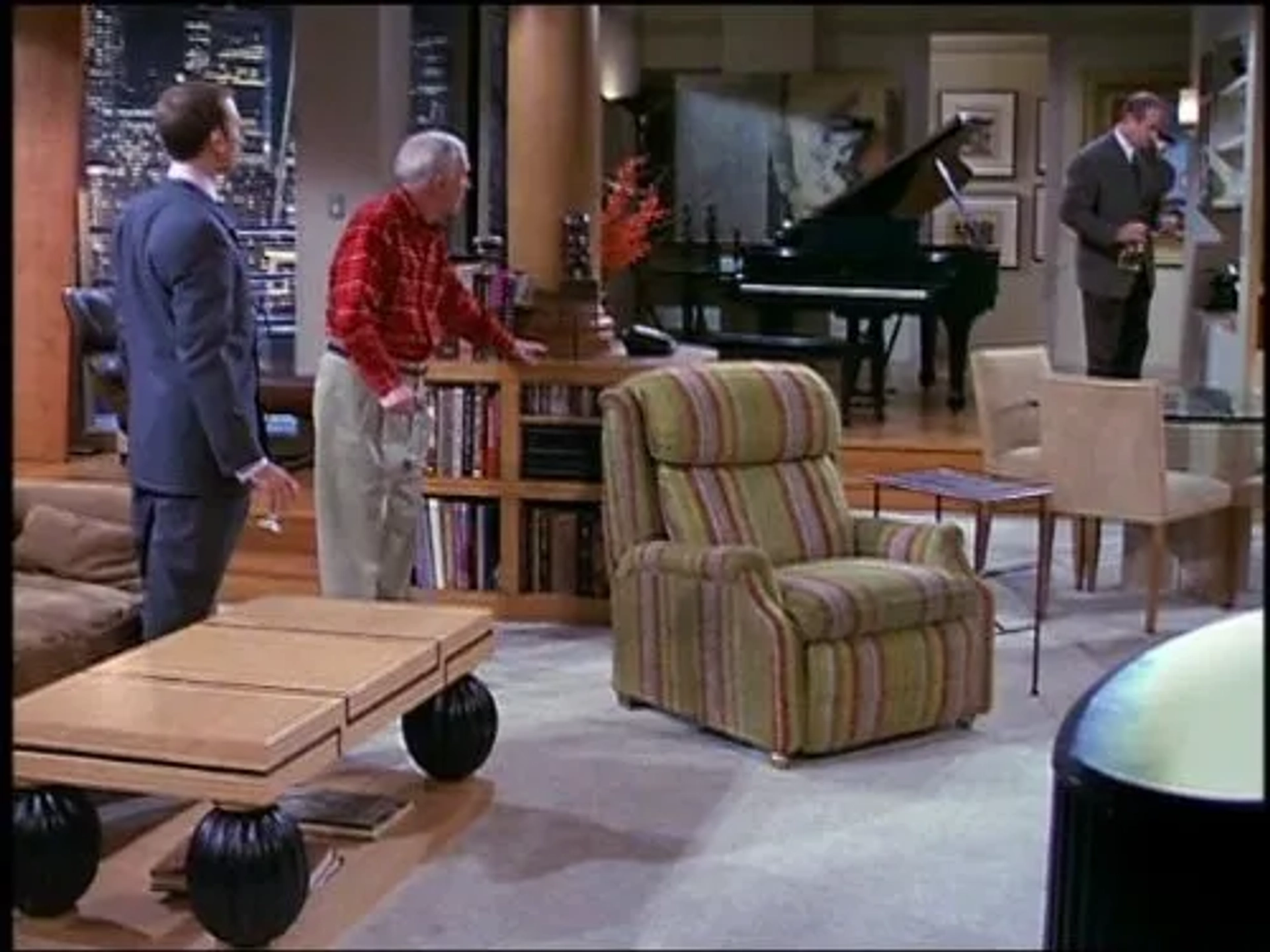 Kelsey Grammer, David Hyde Pierce, and John Mahoney in Frasier (1993)