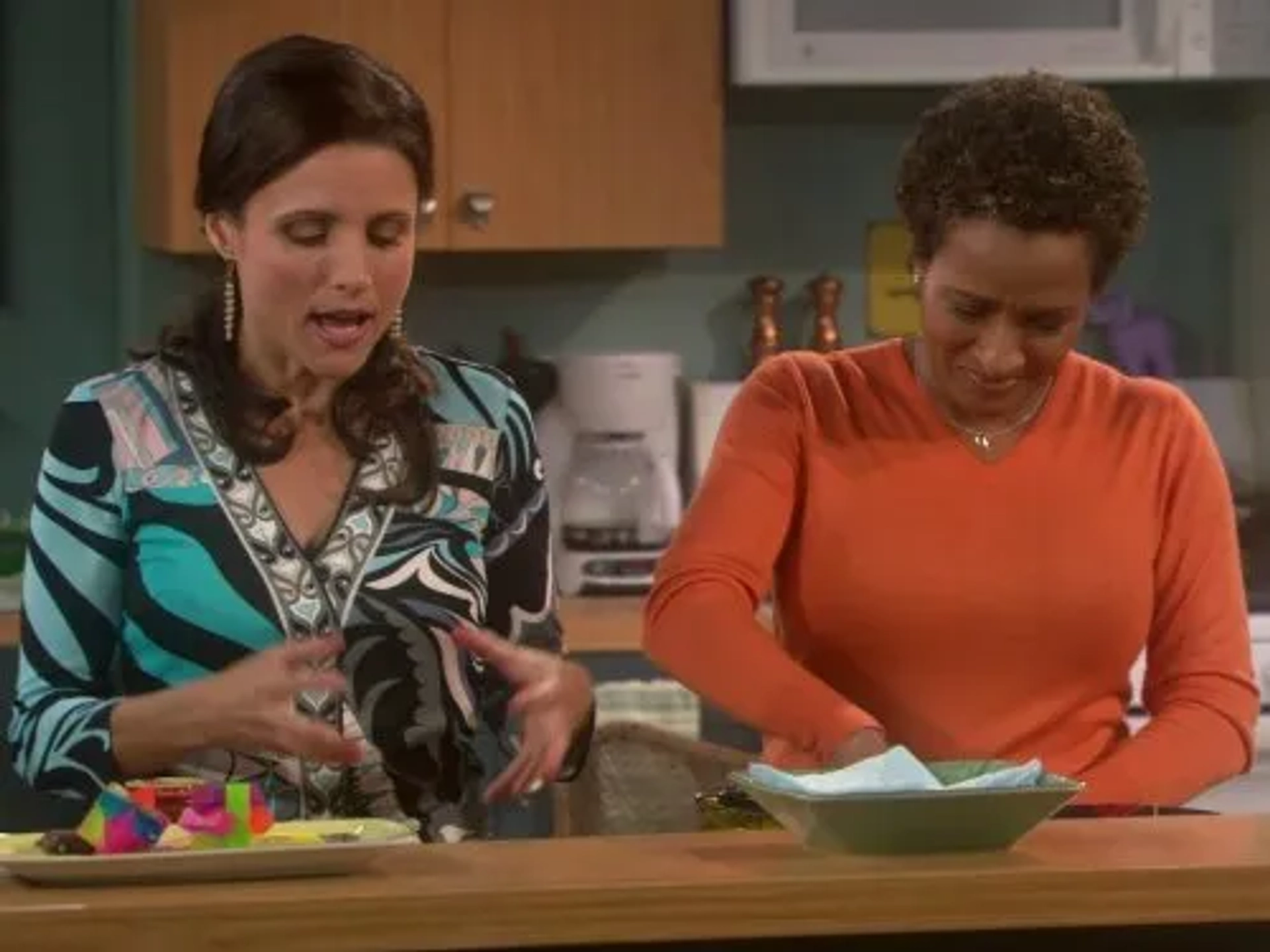 Julia Louis-Dreyfus and Wanda Sykes in The New Adventures of Old Christine (2006)