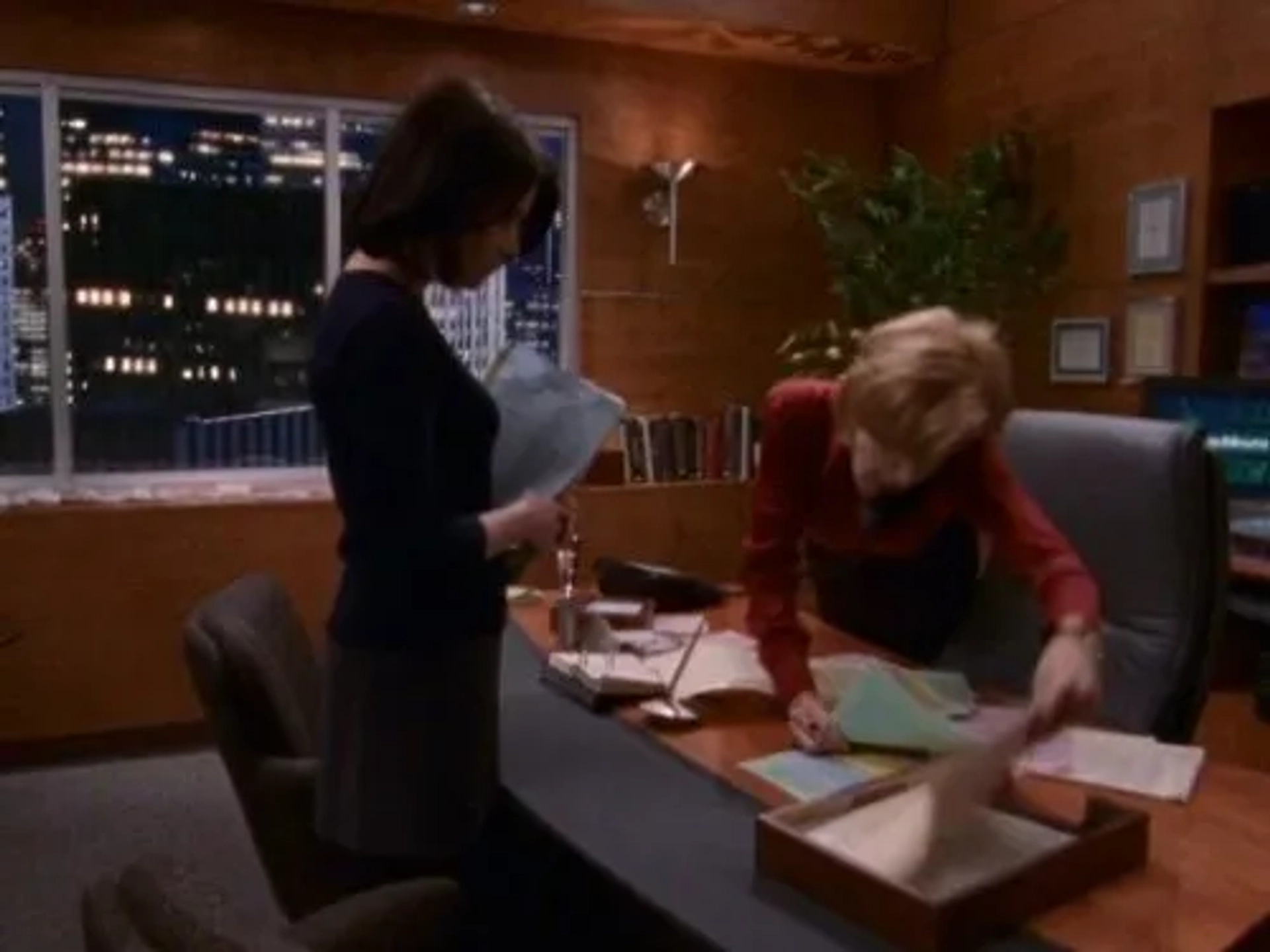 Felicity Huffman and Sabrina Lloyd in Sports Night (1998)
