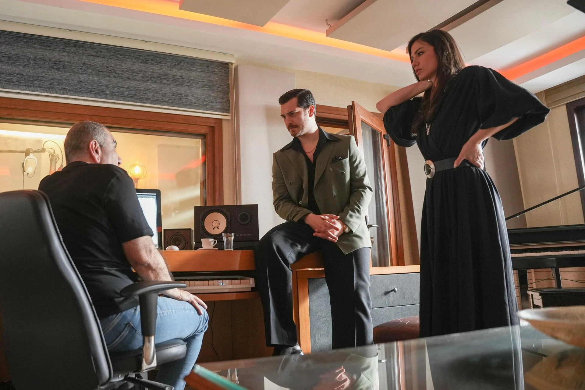 Çagatay Ulusoy and Demet Özdemir in Esref Rüya (2025)