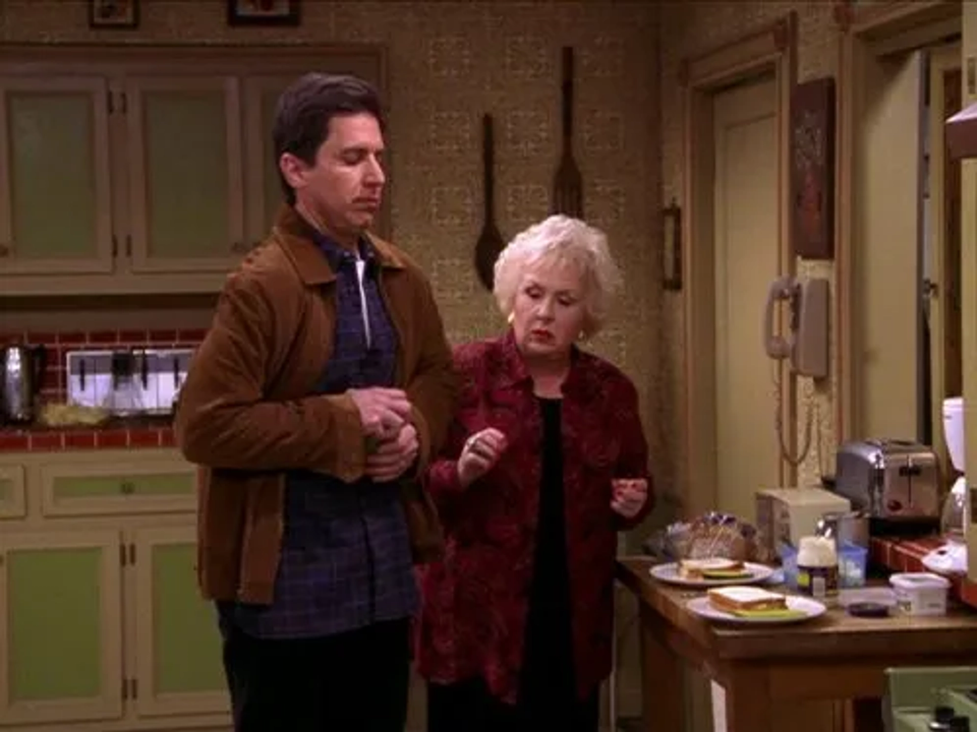Doris Roberts and Ray Romano in Everybody Loves Raymond (1996)