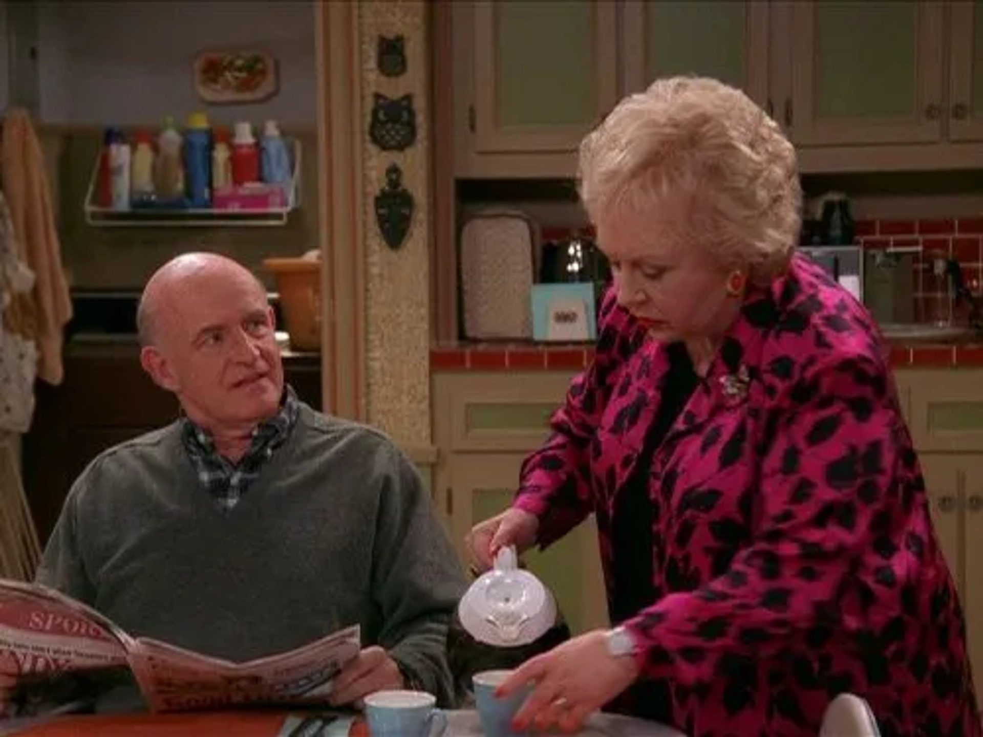 Peter Boyle and Doris Roberts in Everybody Loves Raymond (1996)