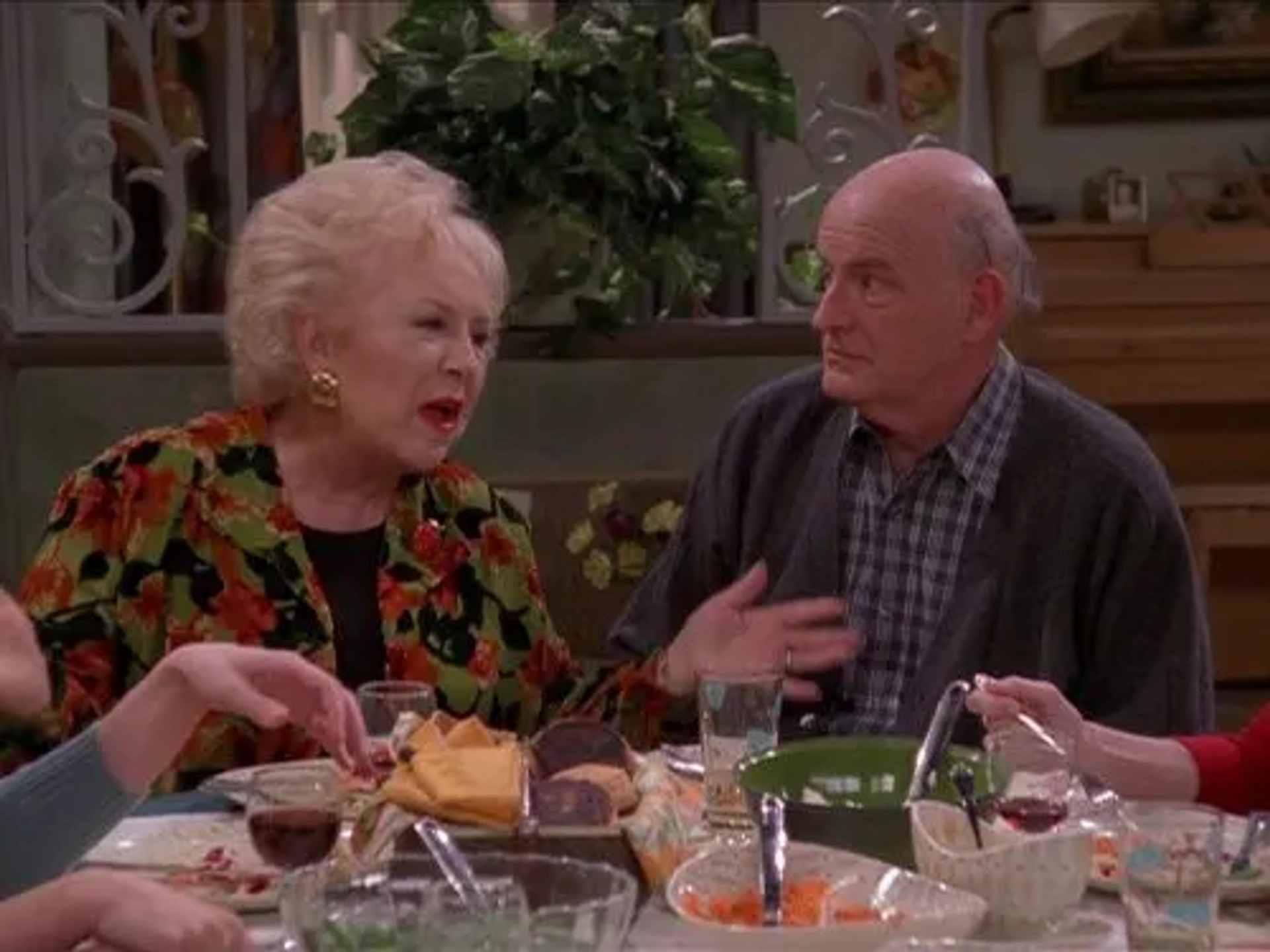 Peter Boyle and Doris Roberts in Everybody Loves Raymond (1996)