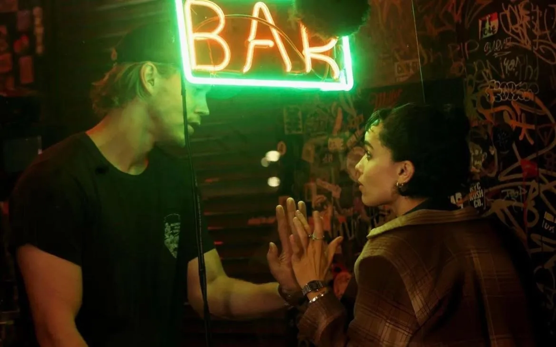 Zoë Kravitz and Austin Butler in Caught Stealing (2025)