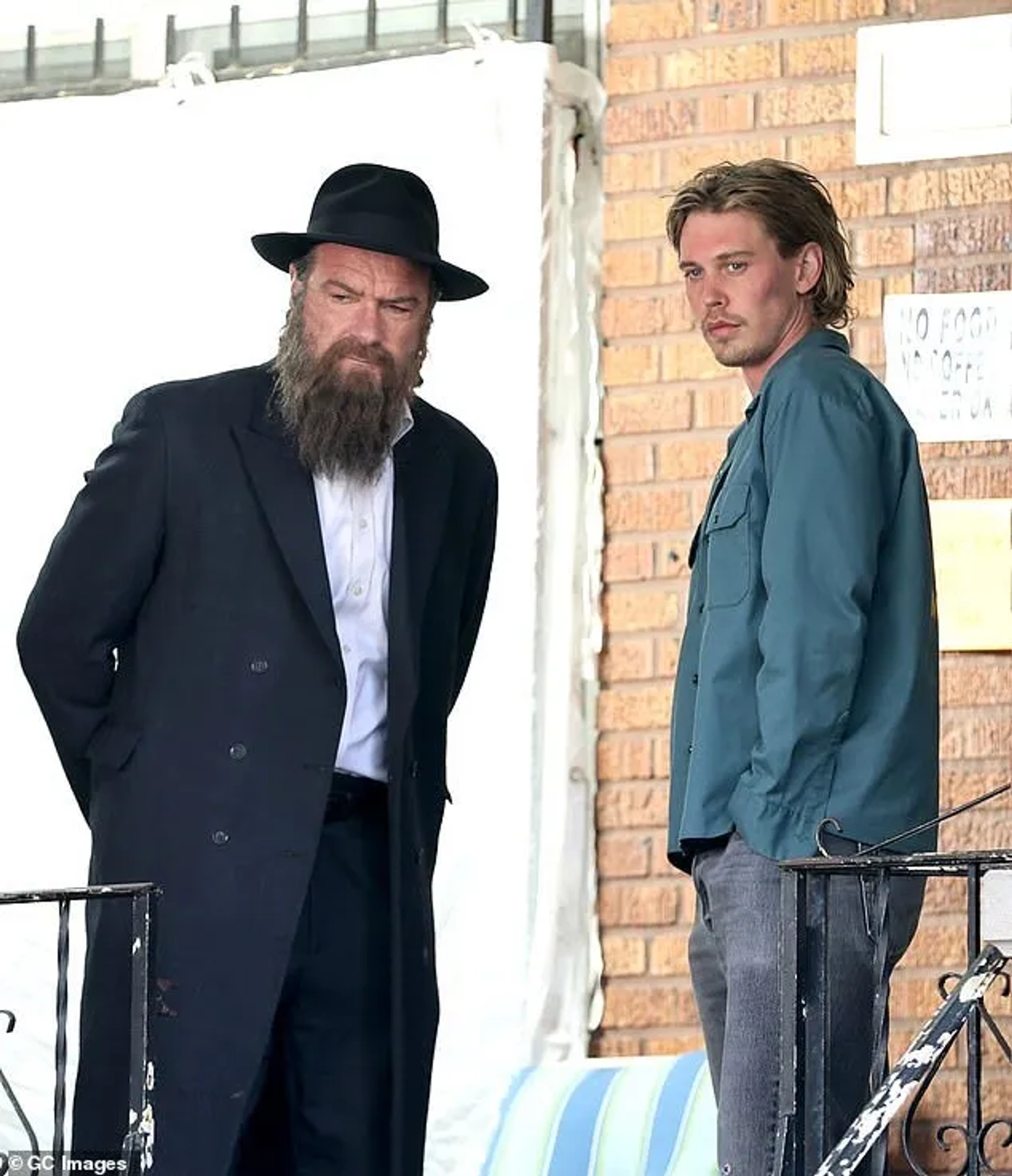 Liev Schreiber and Austin Butler in Caught Stealing (2025)
