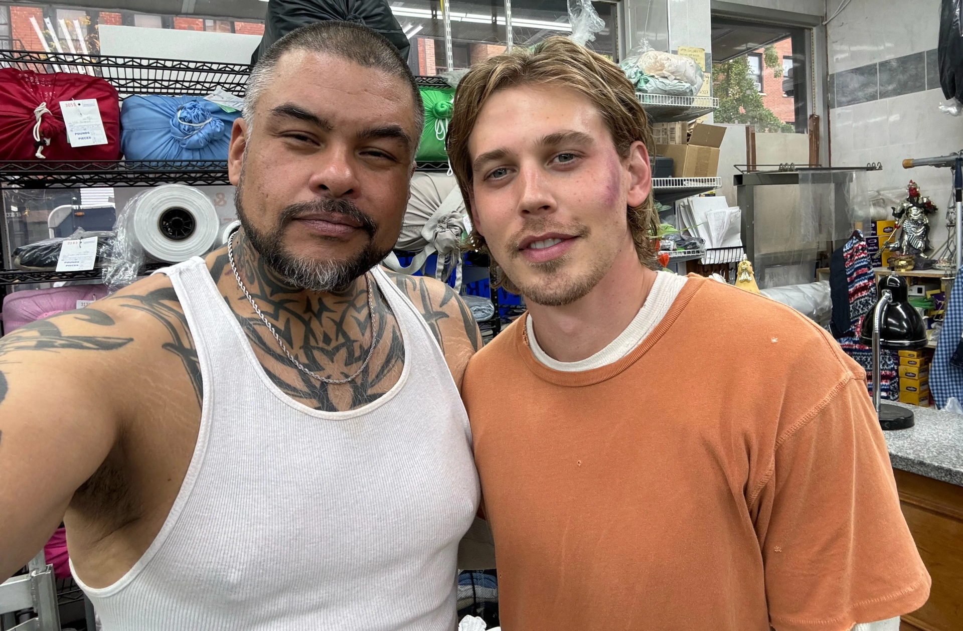 Victor González and Austin Butler in Caught Stealing (2025)