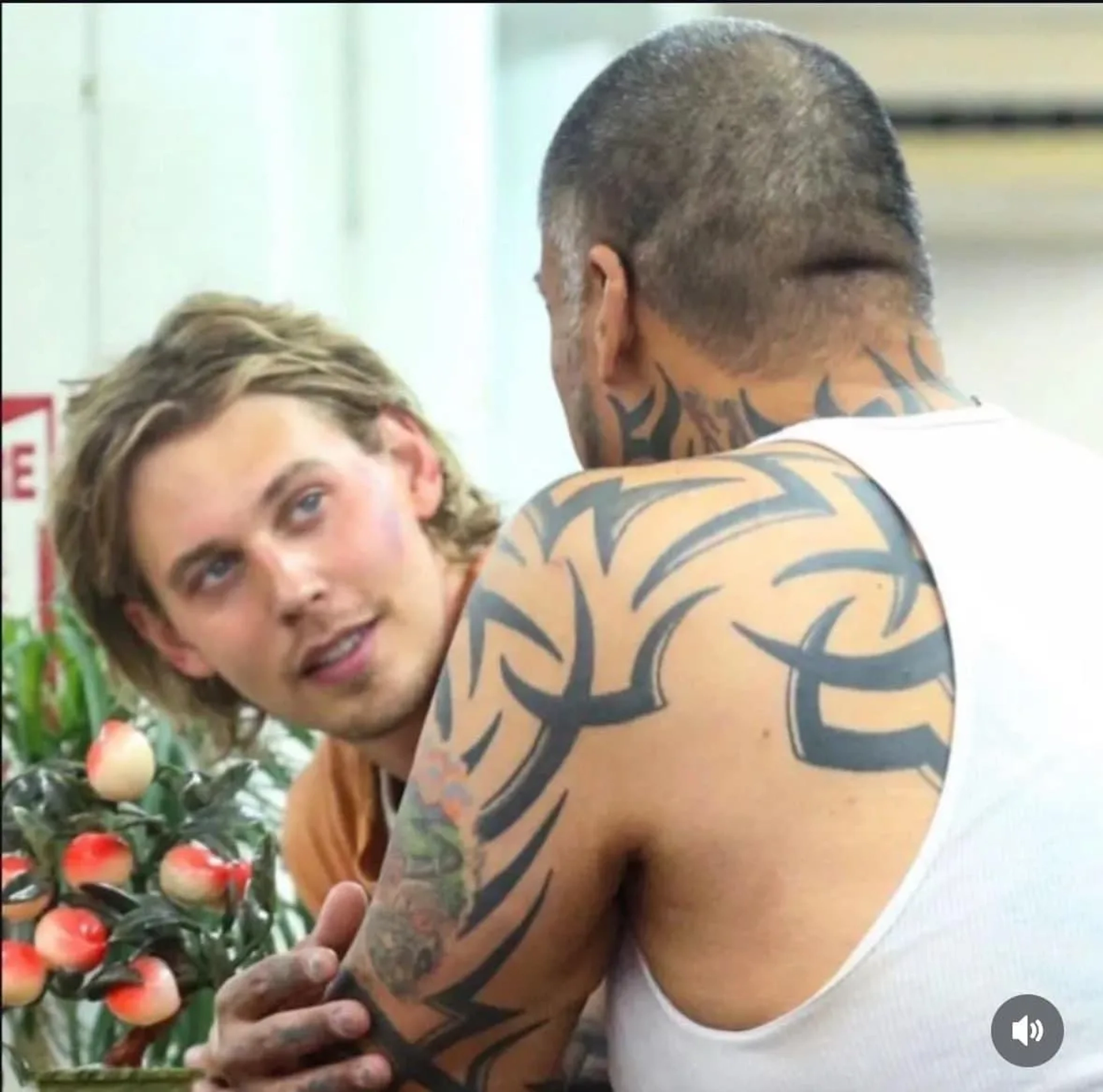 Victor González and Austin Butler in Caught Stealing (2025)
