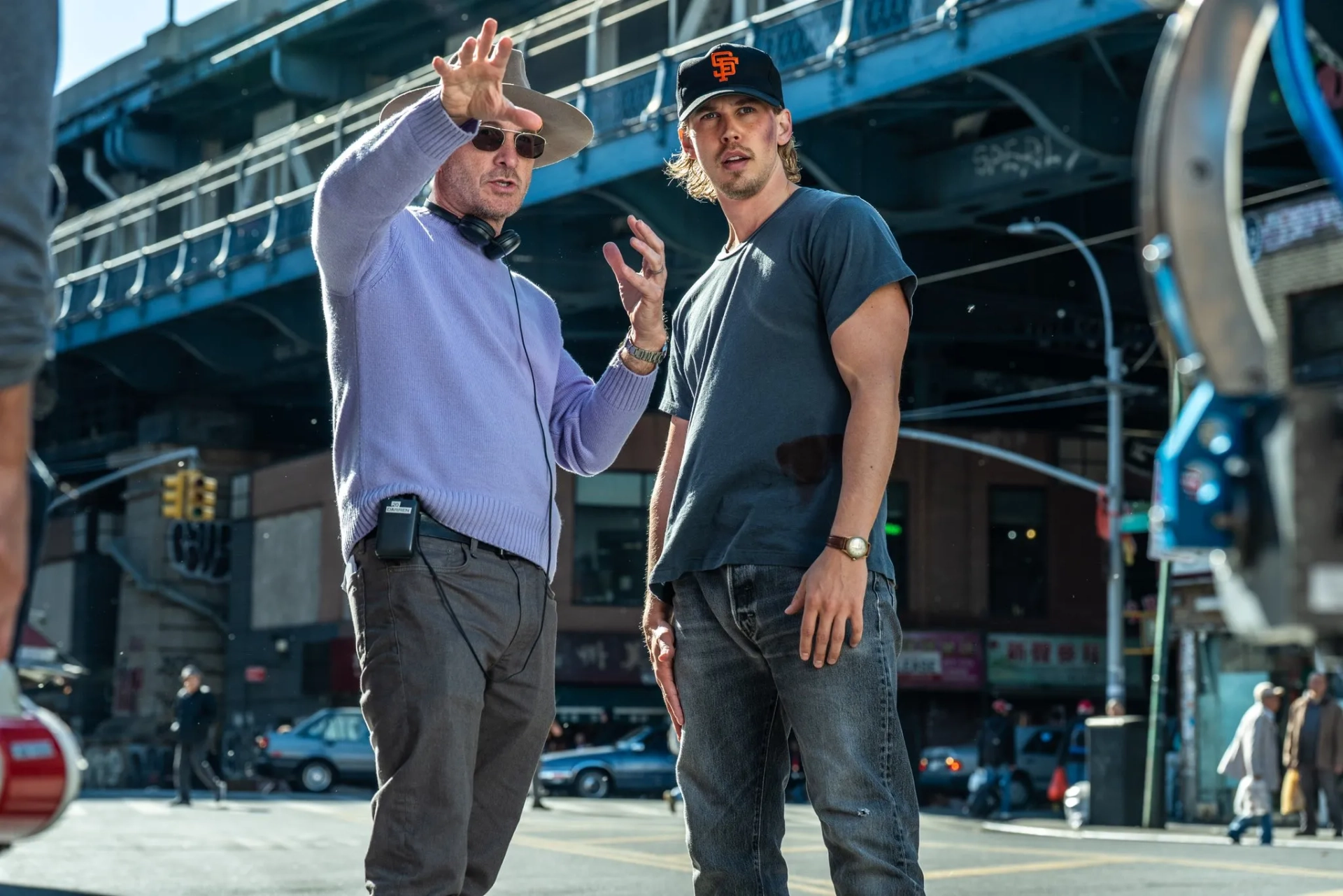 Darren Aronofsky and Austin Butler in Caught Stealing (2025)