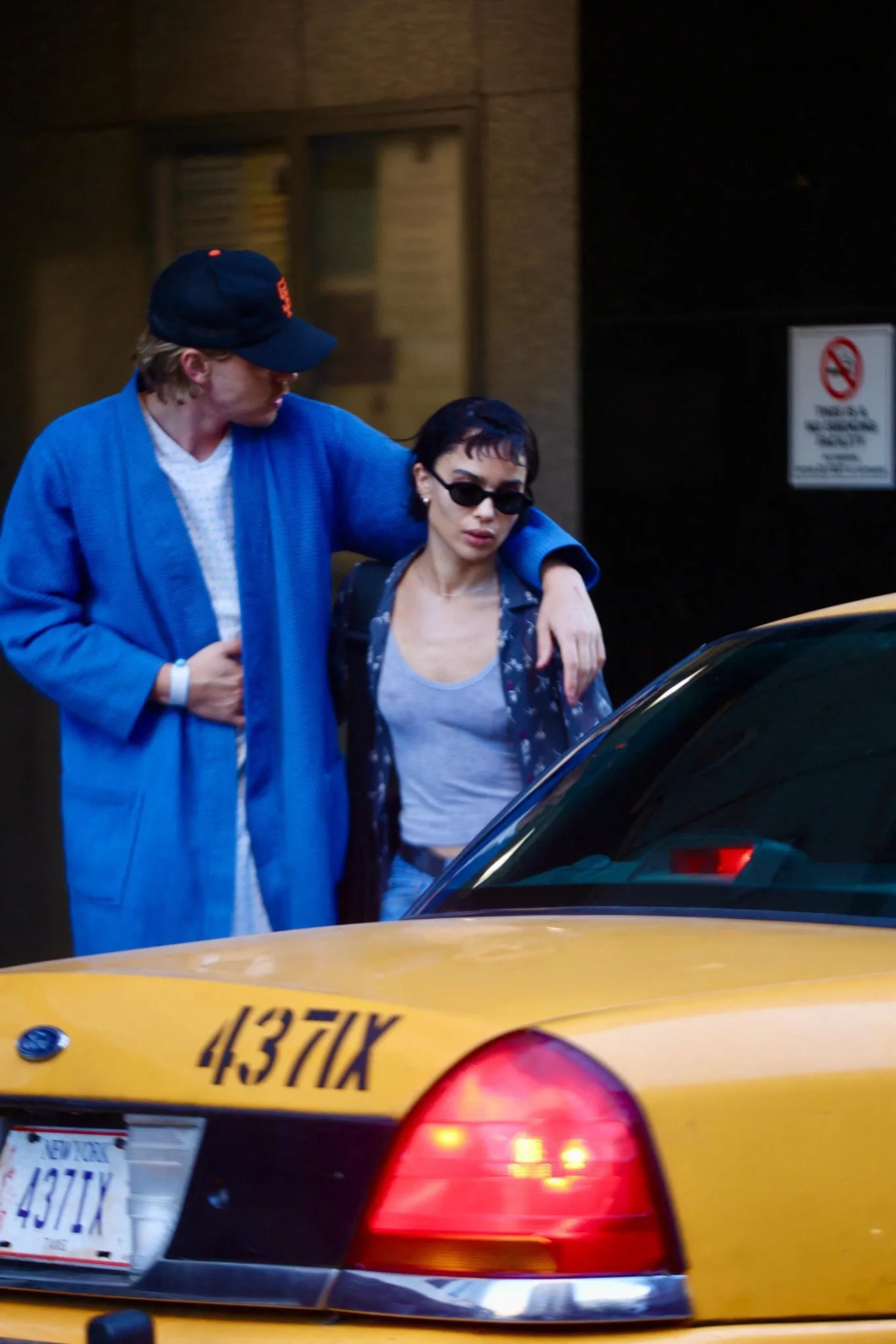 Zoë Kravitz and Austin Butler in Caught Stealing (2025)