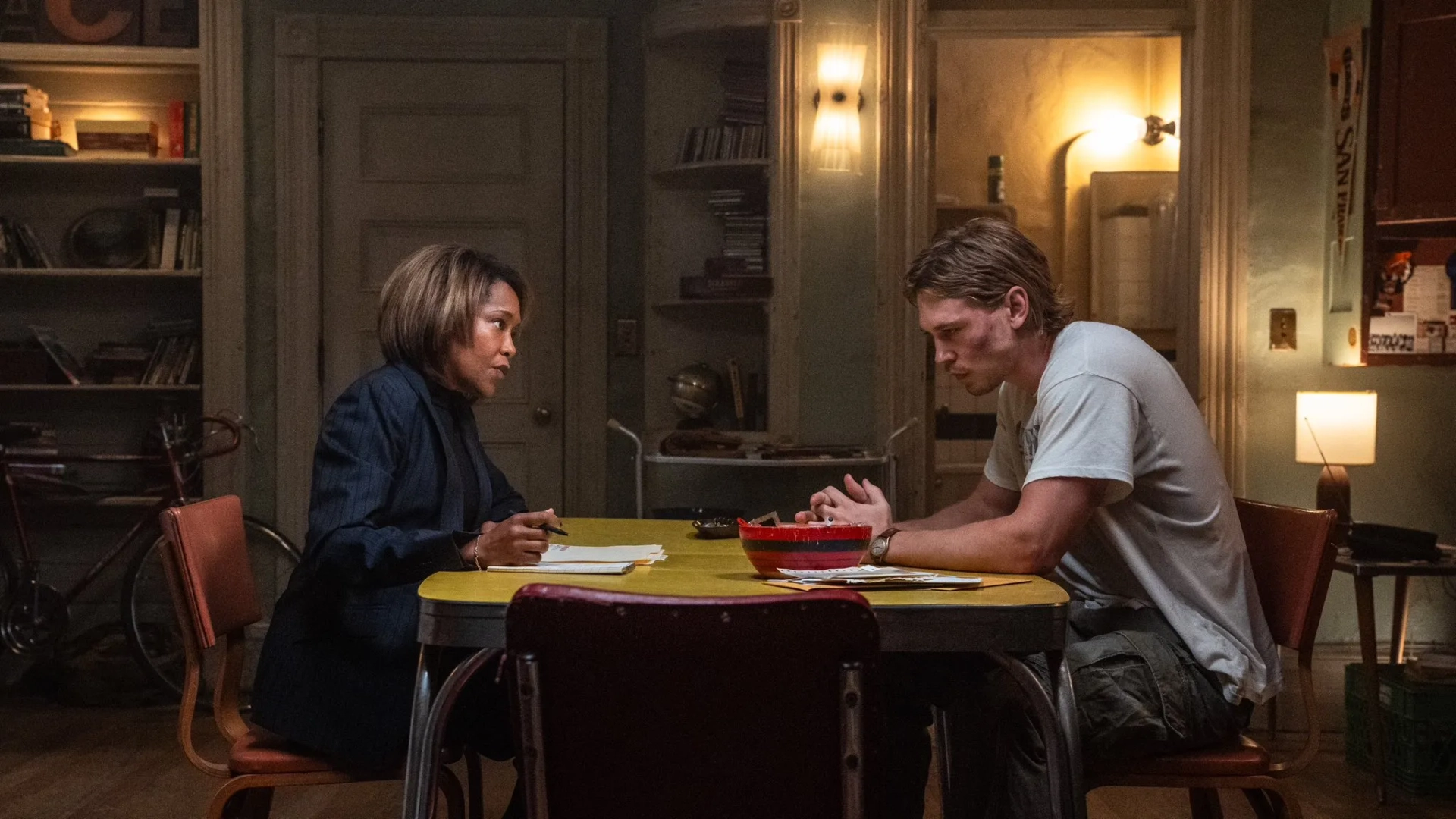 Regina King and Austin Butler in Caught Stealing (2025)