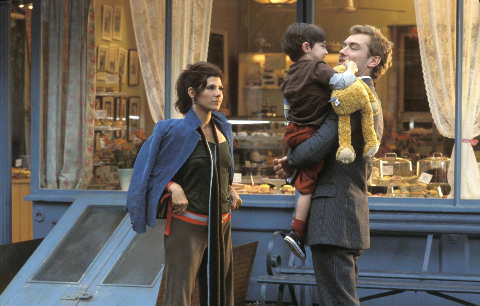 Jude Law, Marisa Tomei, and Max Morris in Alfie (2004)