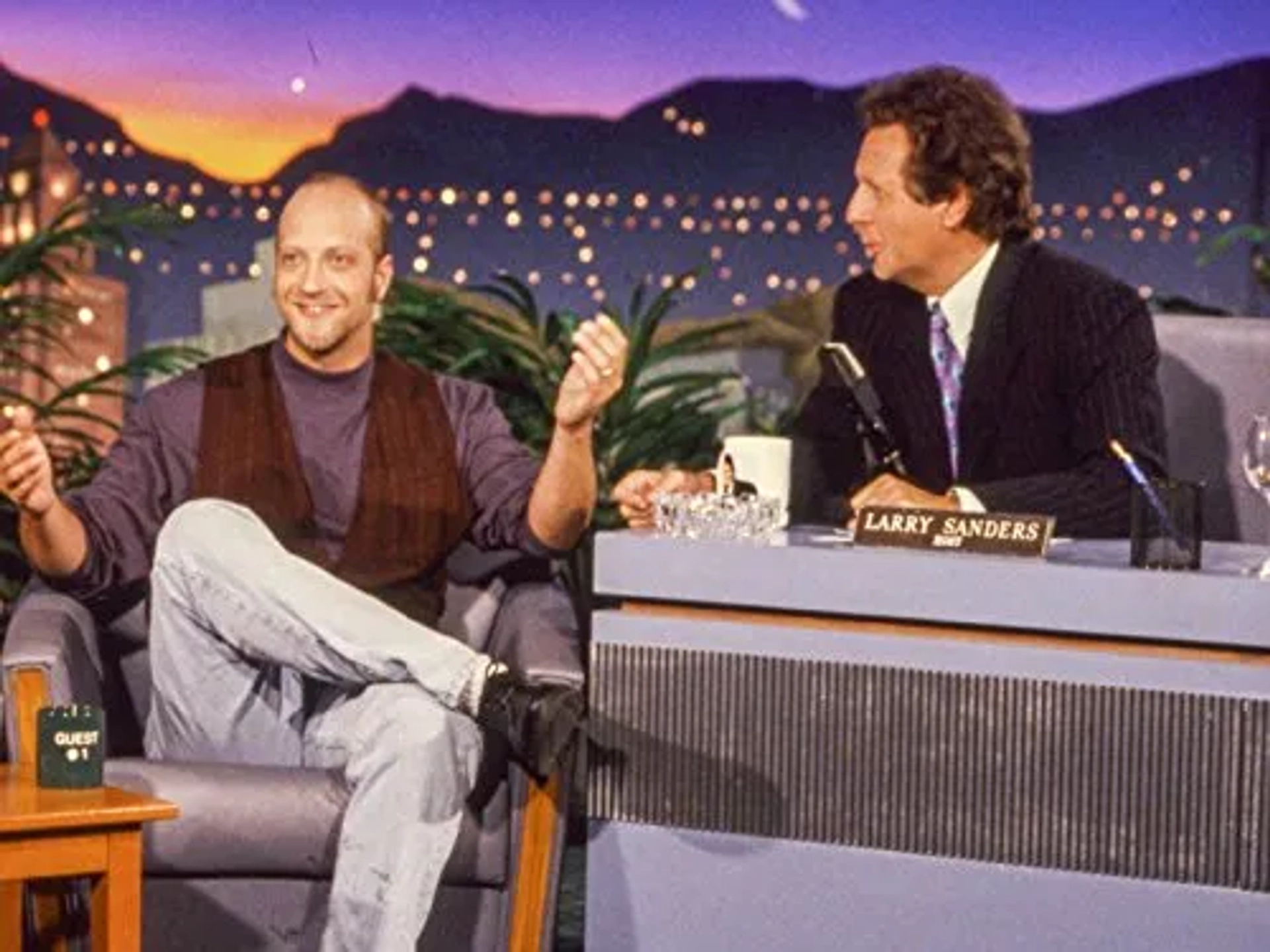 Chris Elliott and Garry Shandling in The Larry Sanders Show (1992)