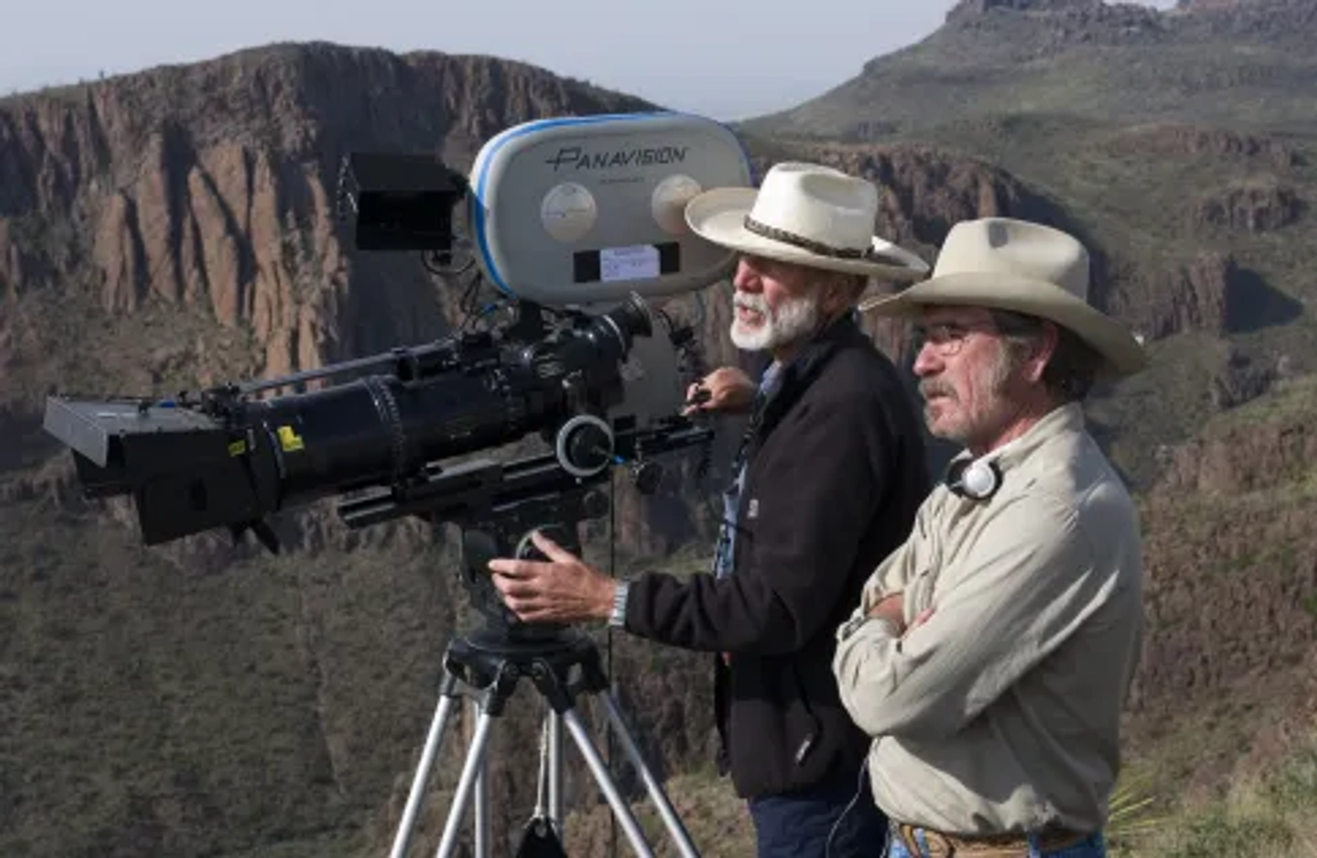 Tommy Lee Jones and Chris Menges in The Three Burials of Melquiades Estrada (2005)