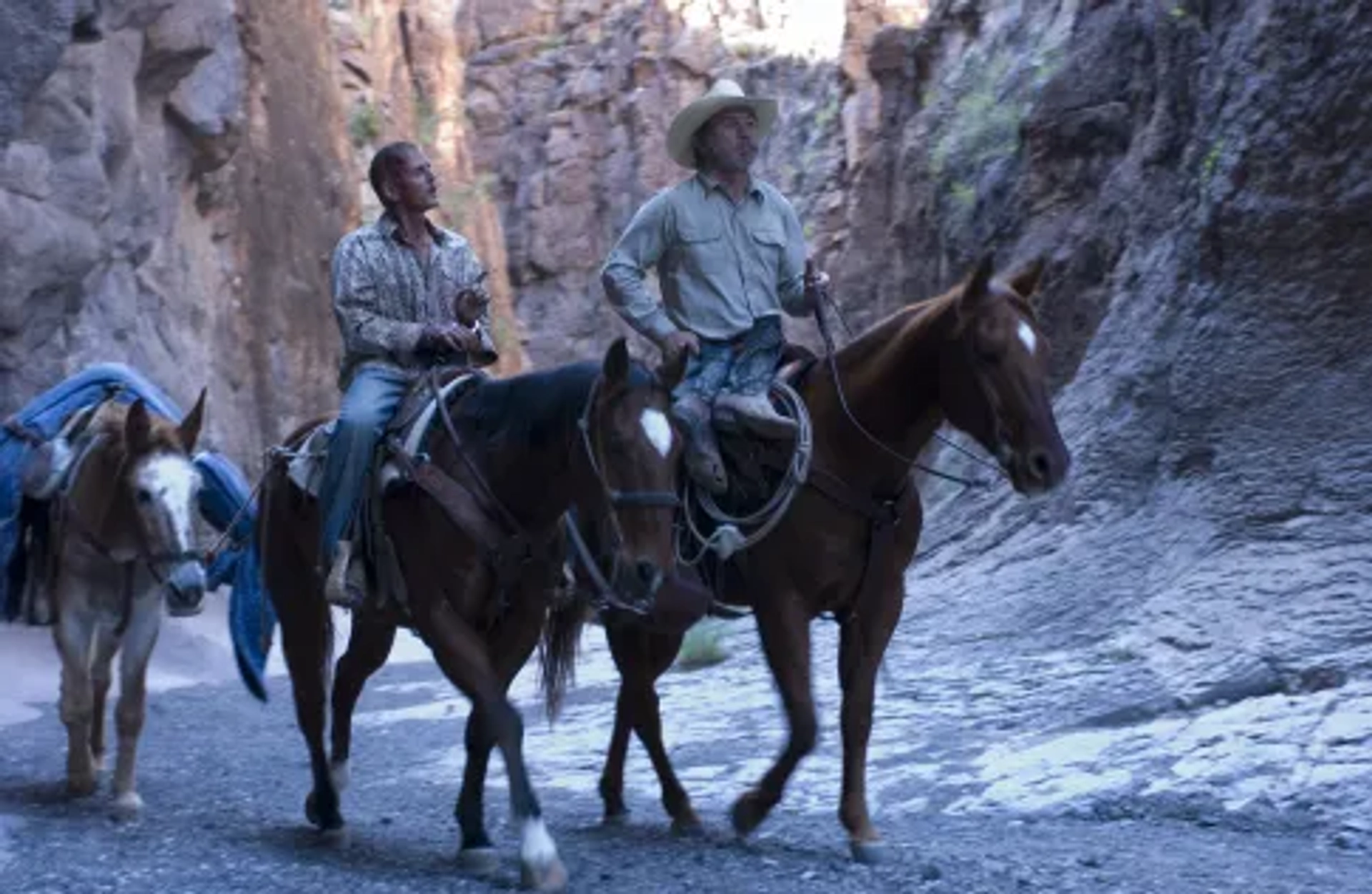 Tommy Lee Jones and Barry Pepper in The Three Burials of Melquiades Estrada (2005)