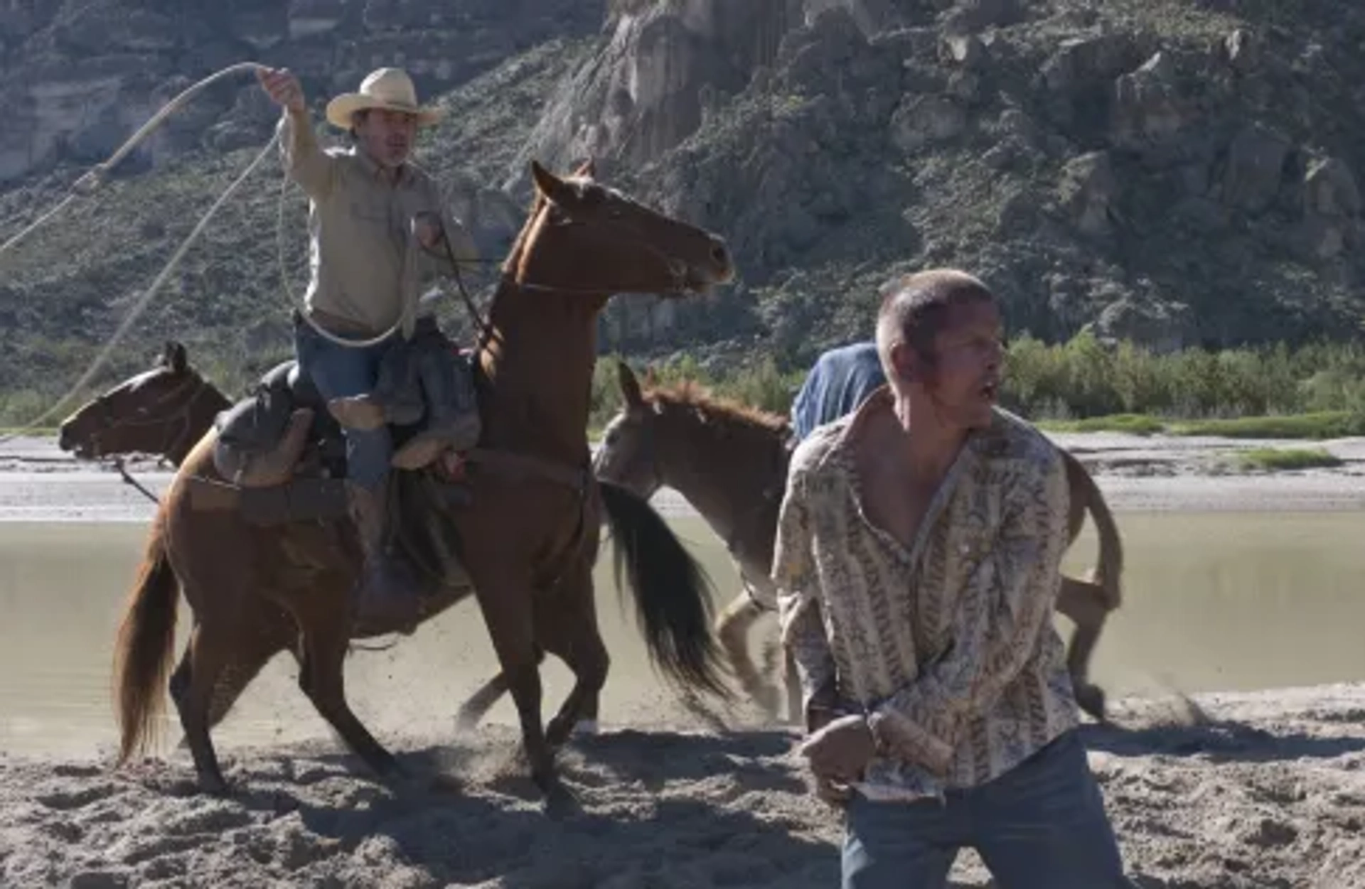 Tommy Lee Jones and Barry Pepper in The Three Burials of Melquiades Estrada (2005)