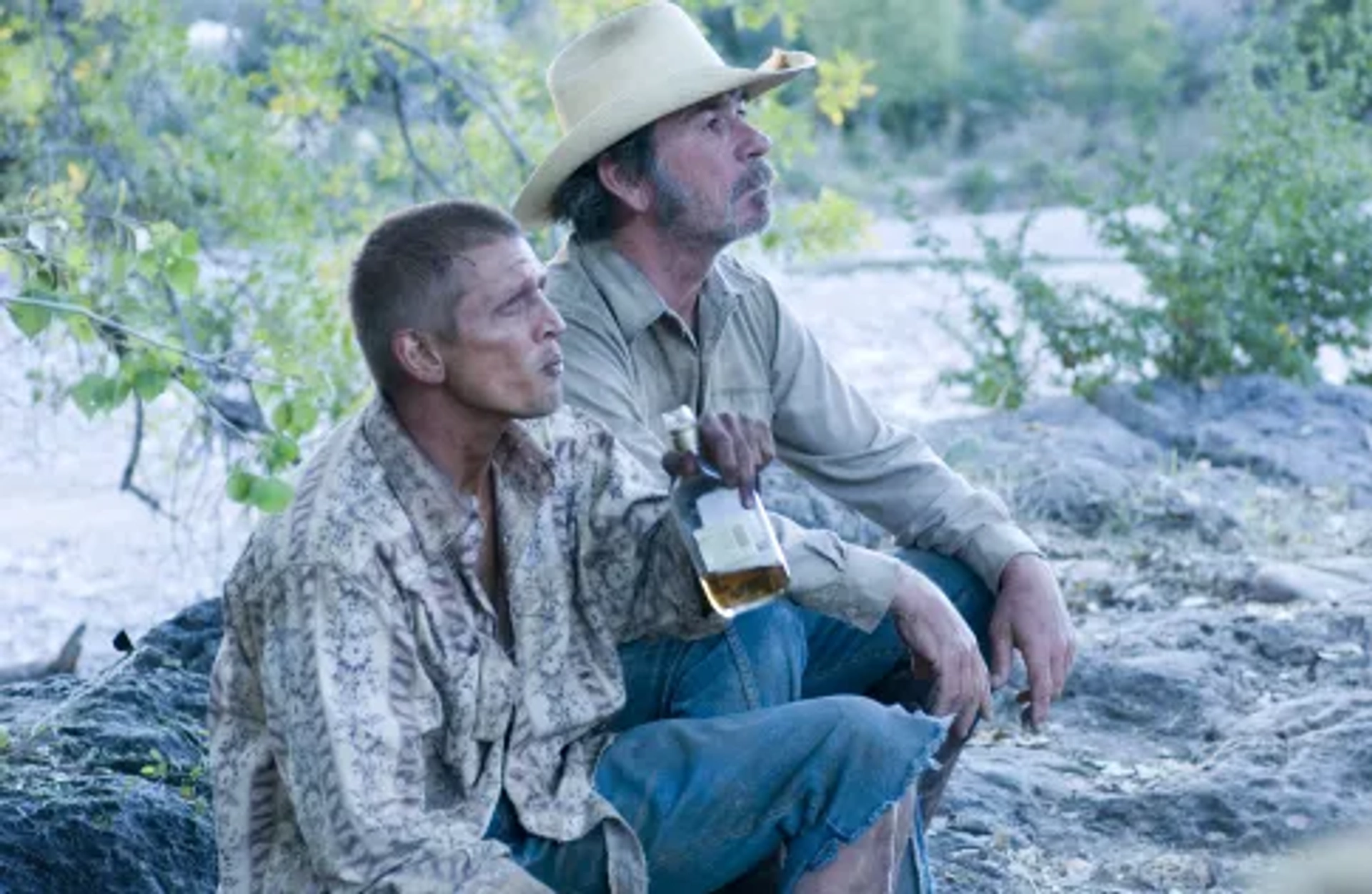 Tommy Lee Jones and Barry Pepper in The Three Burials of Melquiades Estrada (2005)