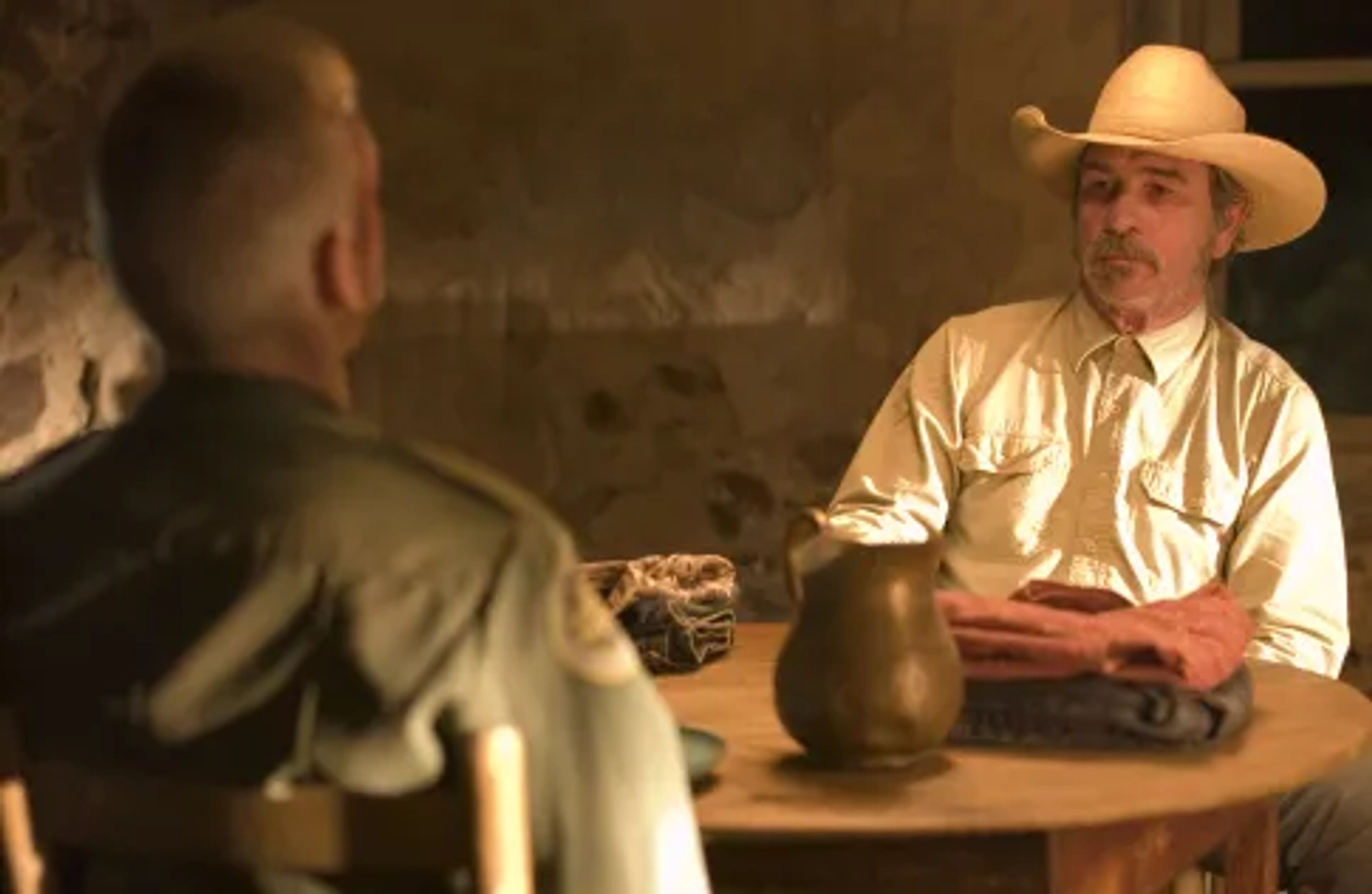 Tommy Lee Jones and Barry Pepper in The Three Burials of Melquiades Estrada (2005)