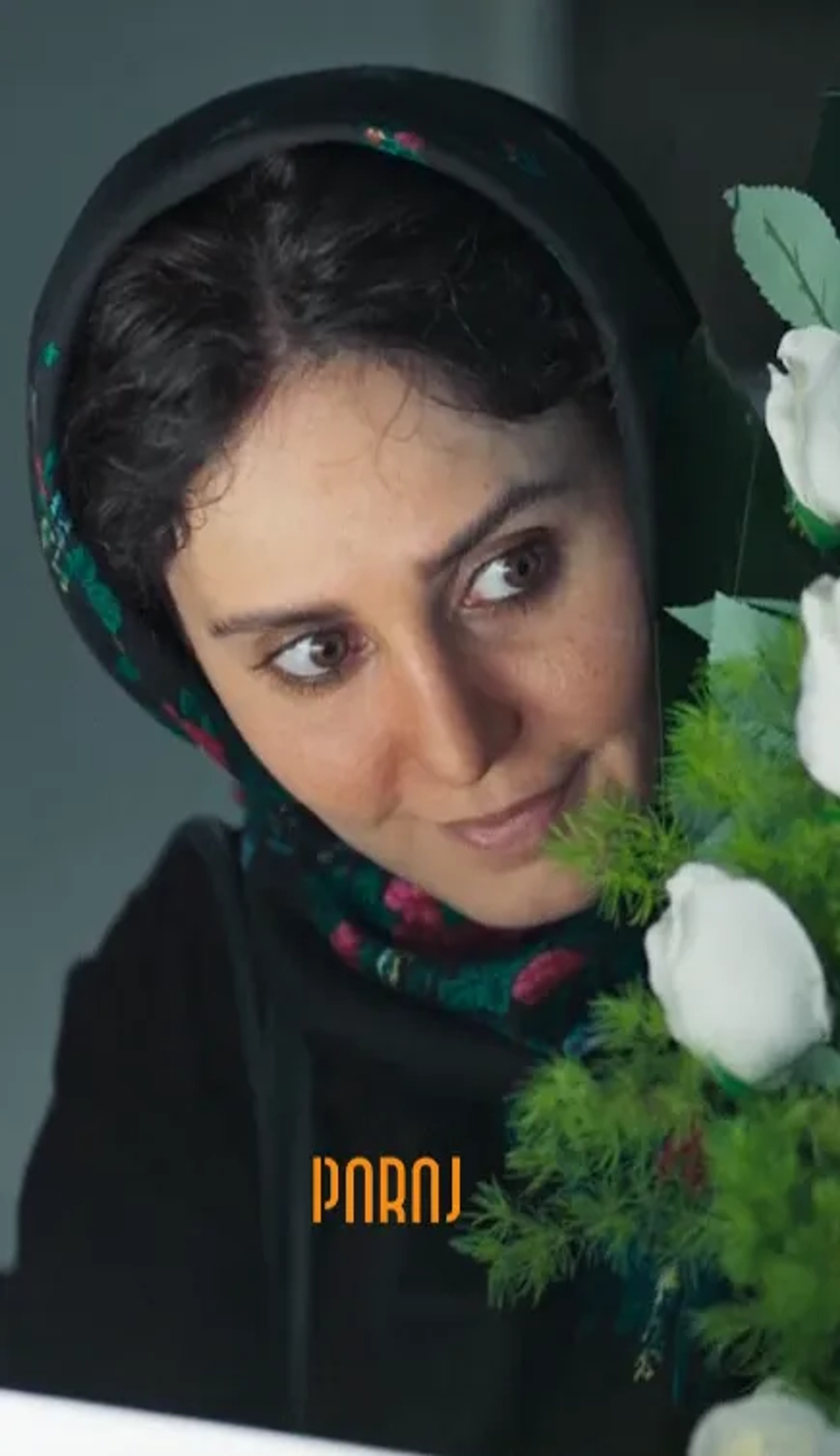 الناز شاکردوست برای پارسا پیروزفر گل می برد در فیلم تی تی