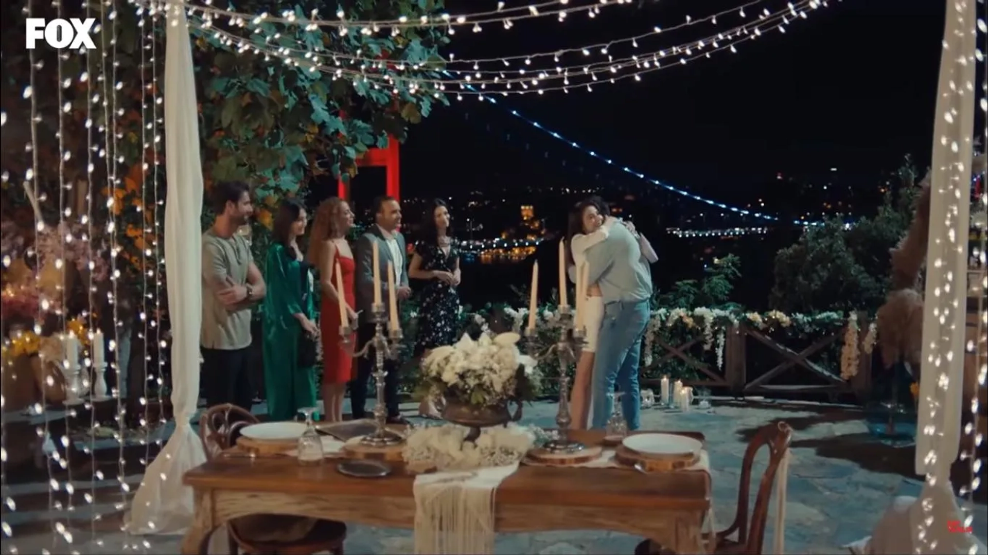 Gürgen Öz, Fatma Toptas, Özge Gürel, Can Yaman, Cemre Gümeli, and Serkay Tütüncü in Mr. Wrong (2020)