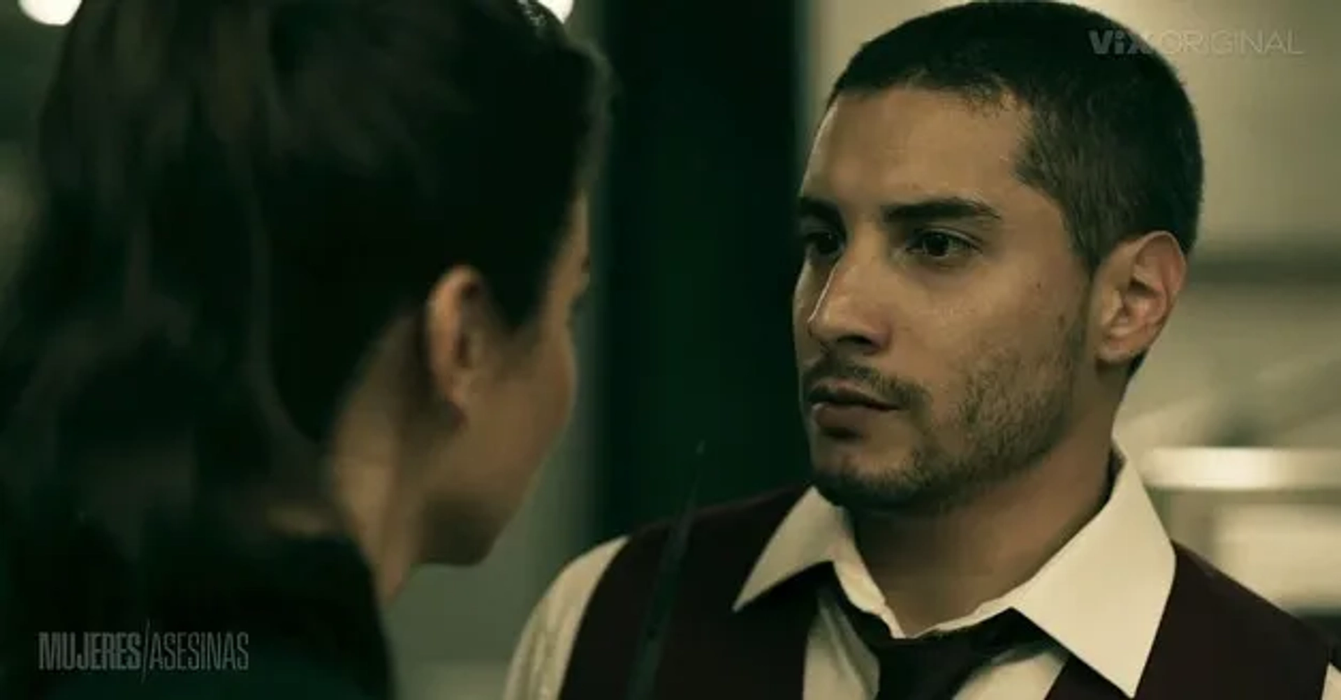 Álex Perea and Claudia Martín in Mujeres asesinas (2022)