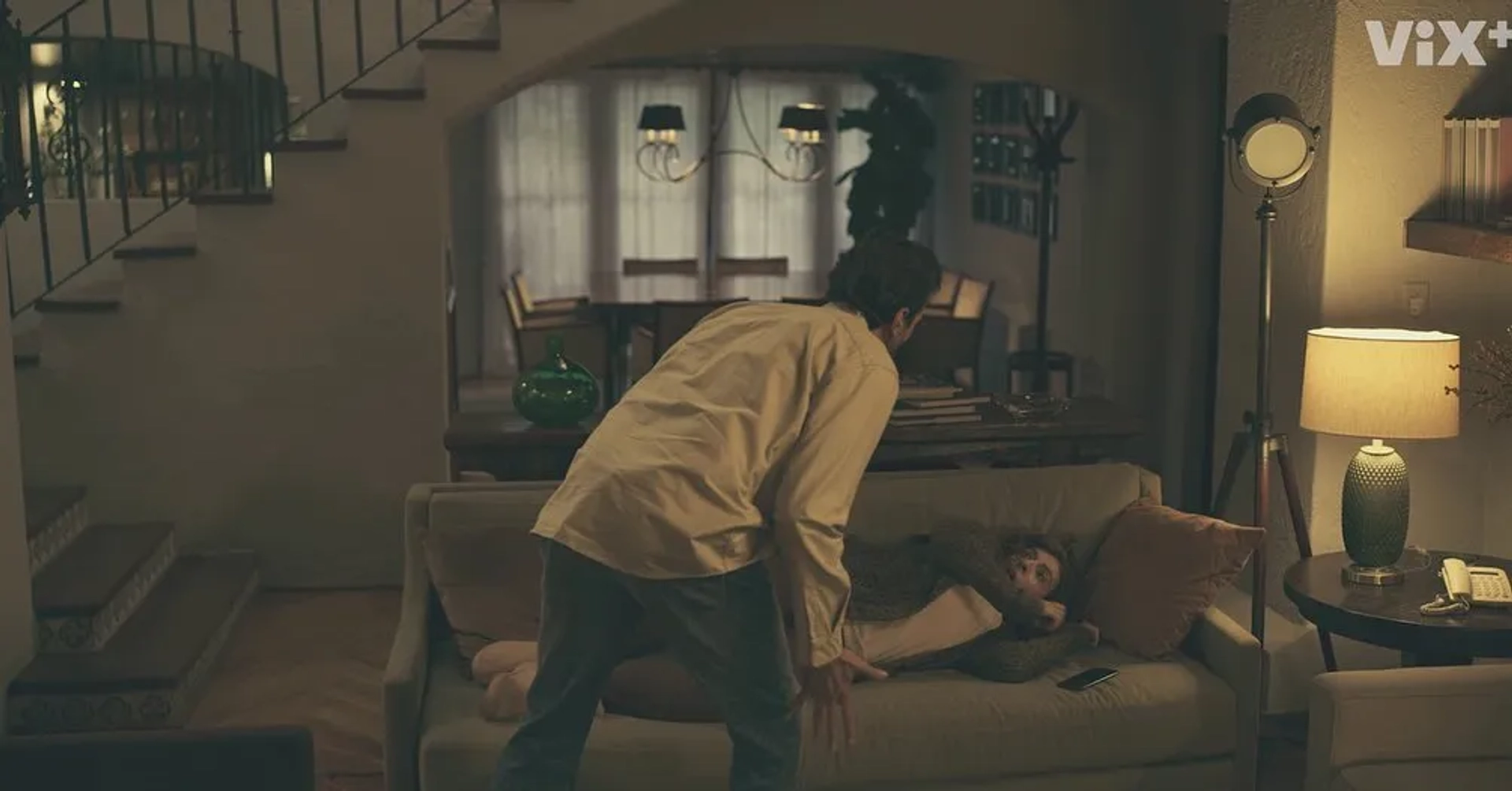 Arturo Barba and Karina Gidi in Mujeres asesinas (2022)
