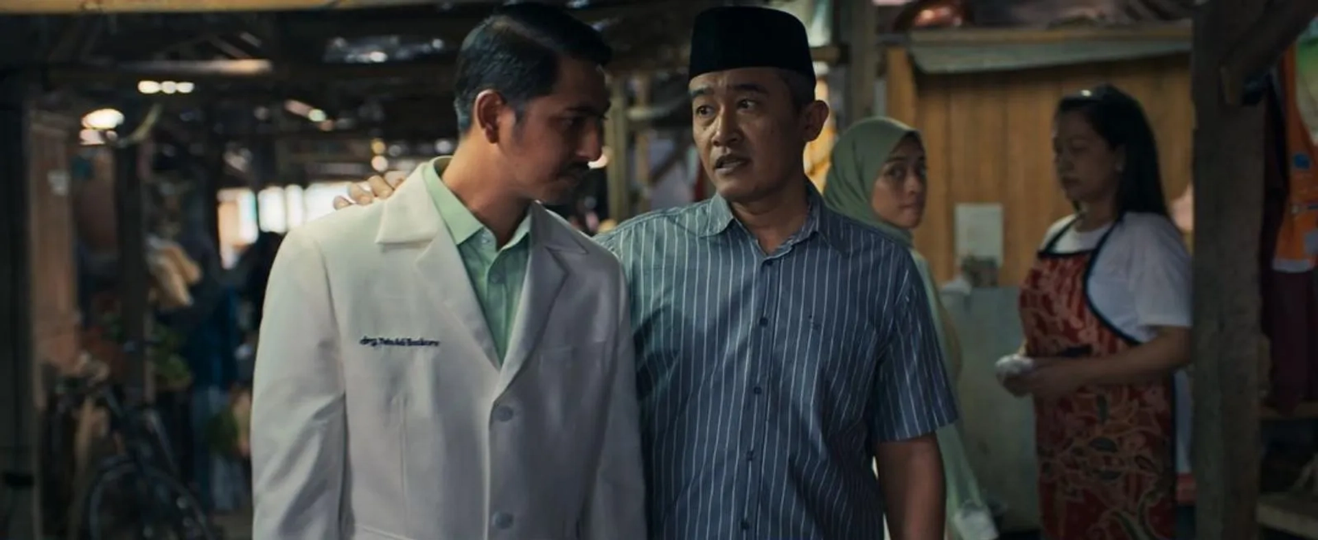 Arya Saloka and Taskya Namya in Lembayung (2024)