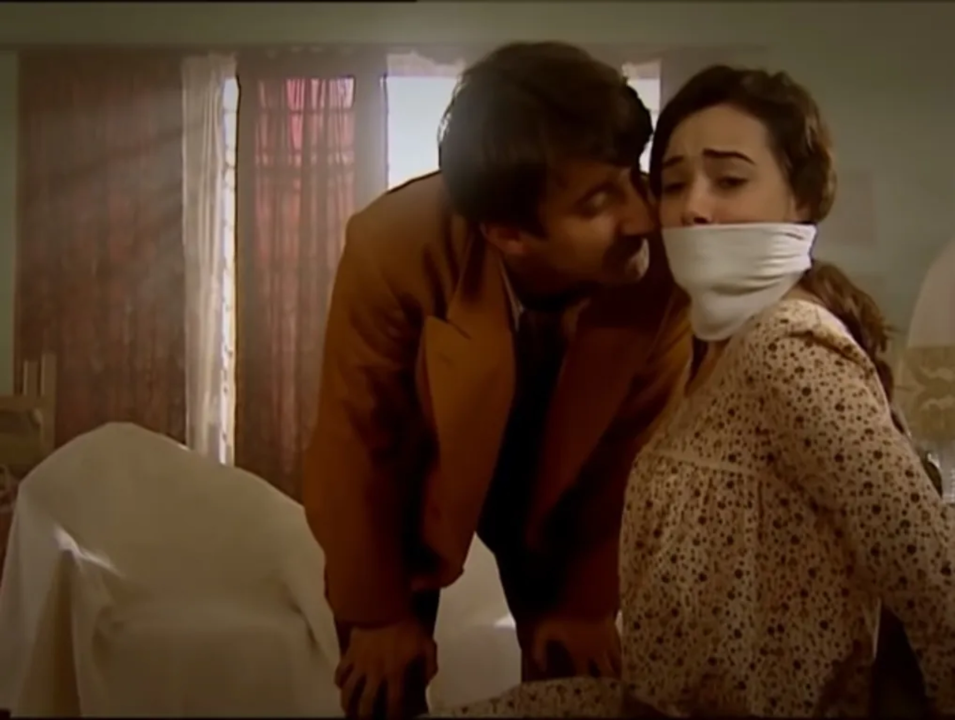 Özgü Namal and Necip Memili in Hanimin Çiftligi (2009)