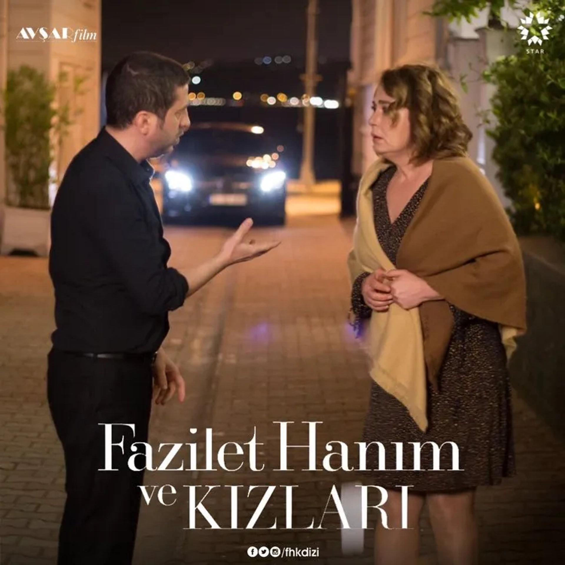 Nazan Kesal and Eser Karabil in Mrs. Fazilet and Her Daughters (2017)