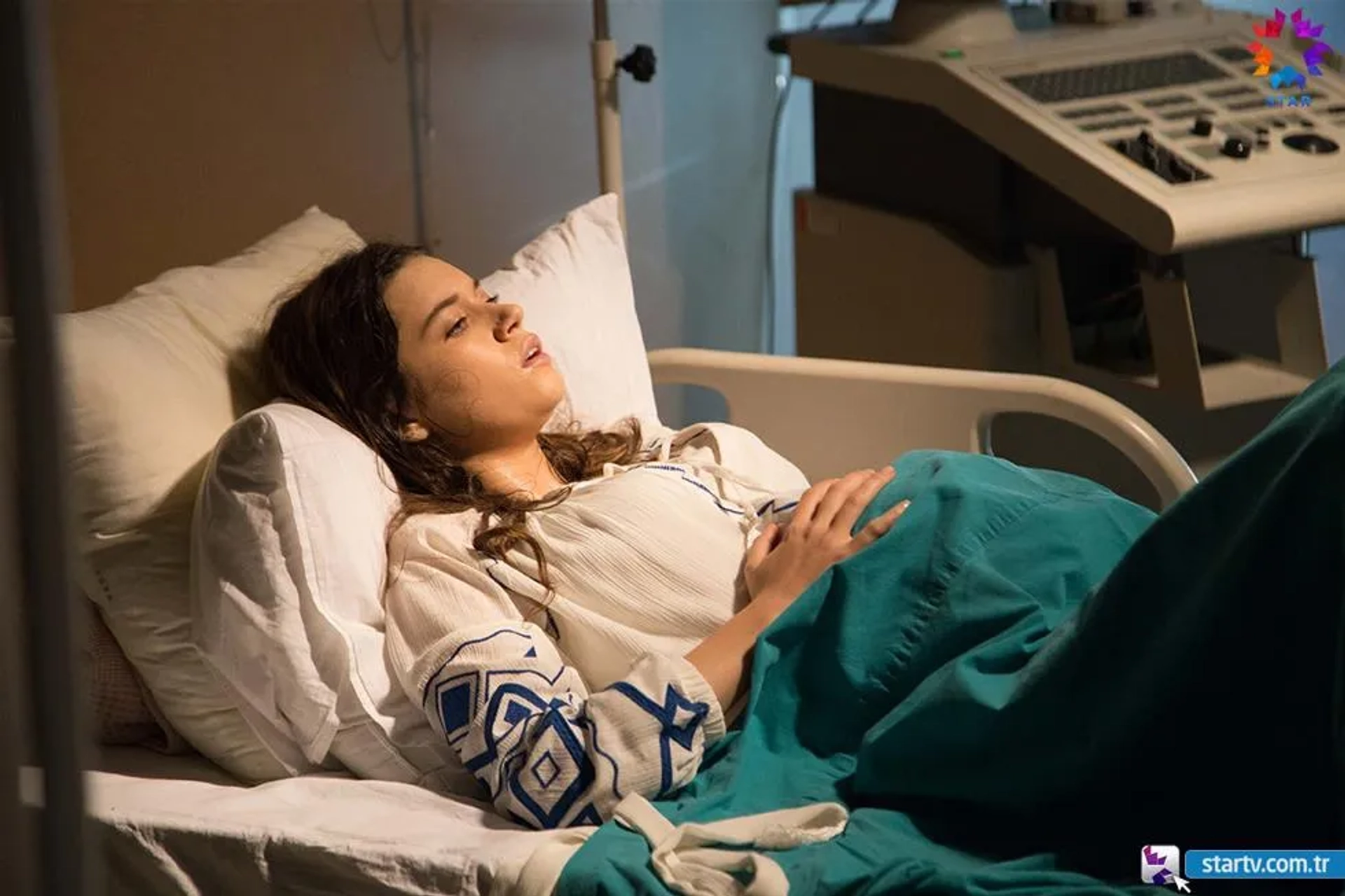 Afra Saraçoglu in Mrs. Fazilet and Her Daughters (2017)