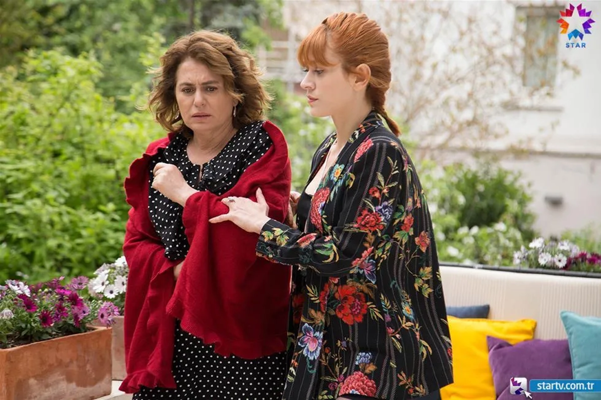 Nazan Kesal and Hazal Türesan in Mrs. Fazilet and Her Daughters (2017)
