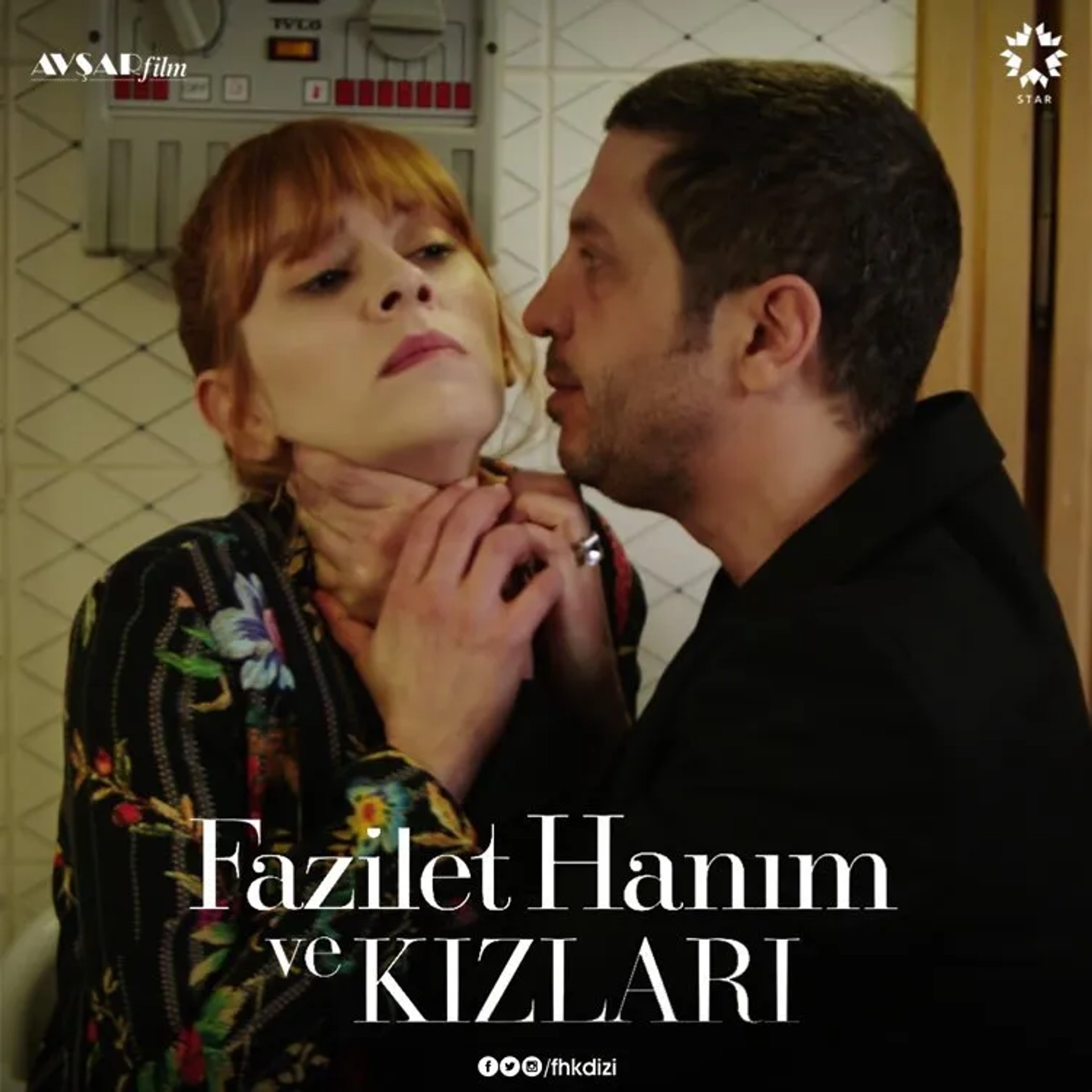 Eser Karabil and Hazal Türesan in Mrs. Fazilet and Her Daughters (2017)