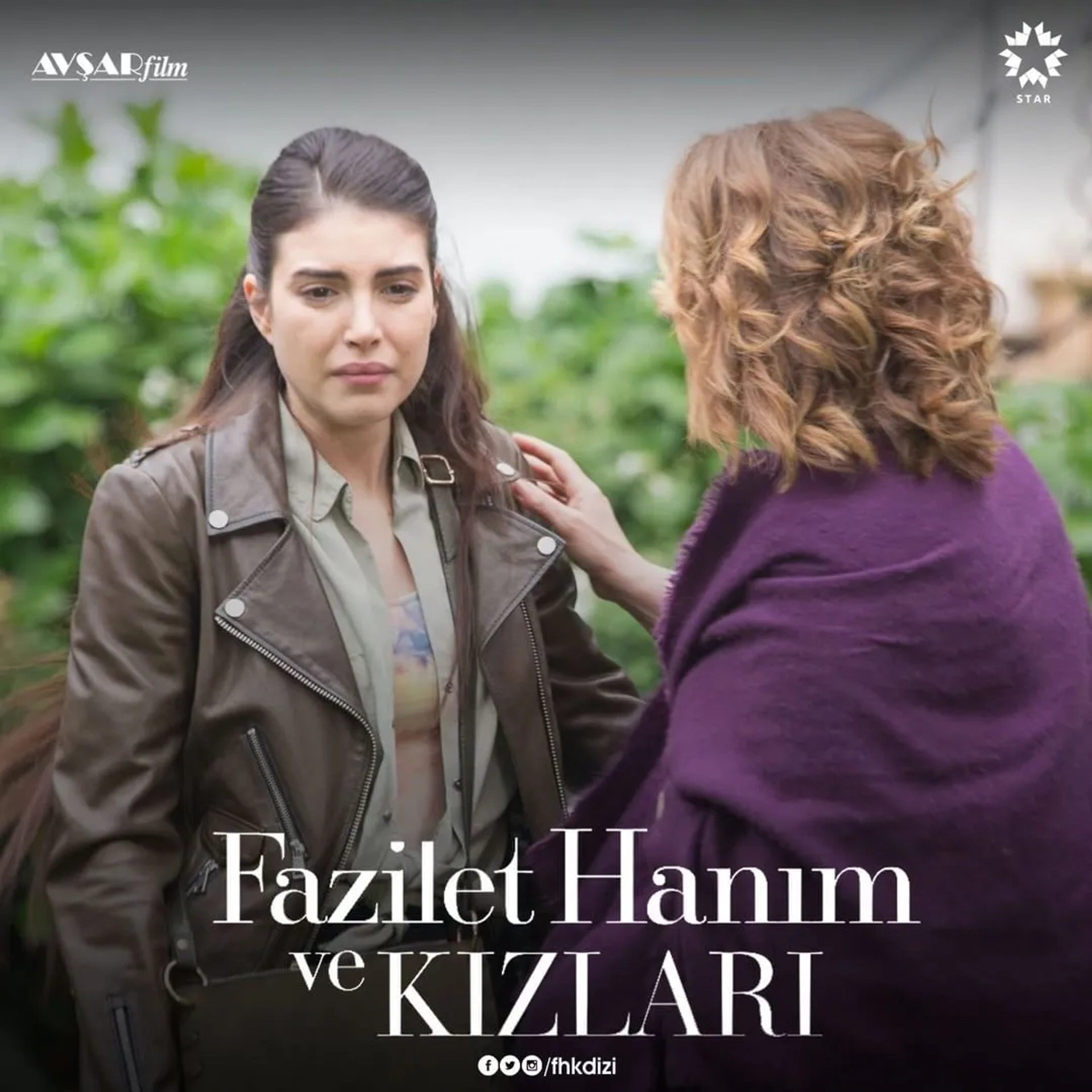 Nazan Kesal and Deniz Baysal in Mrs. Fazilet and Her Daughters (2017)