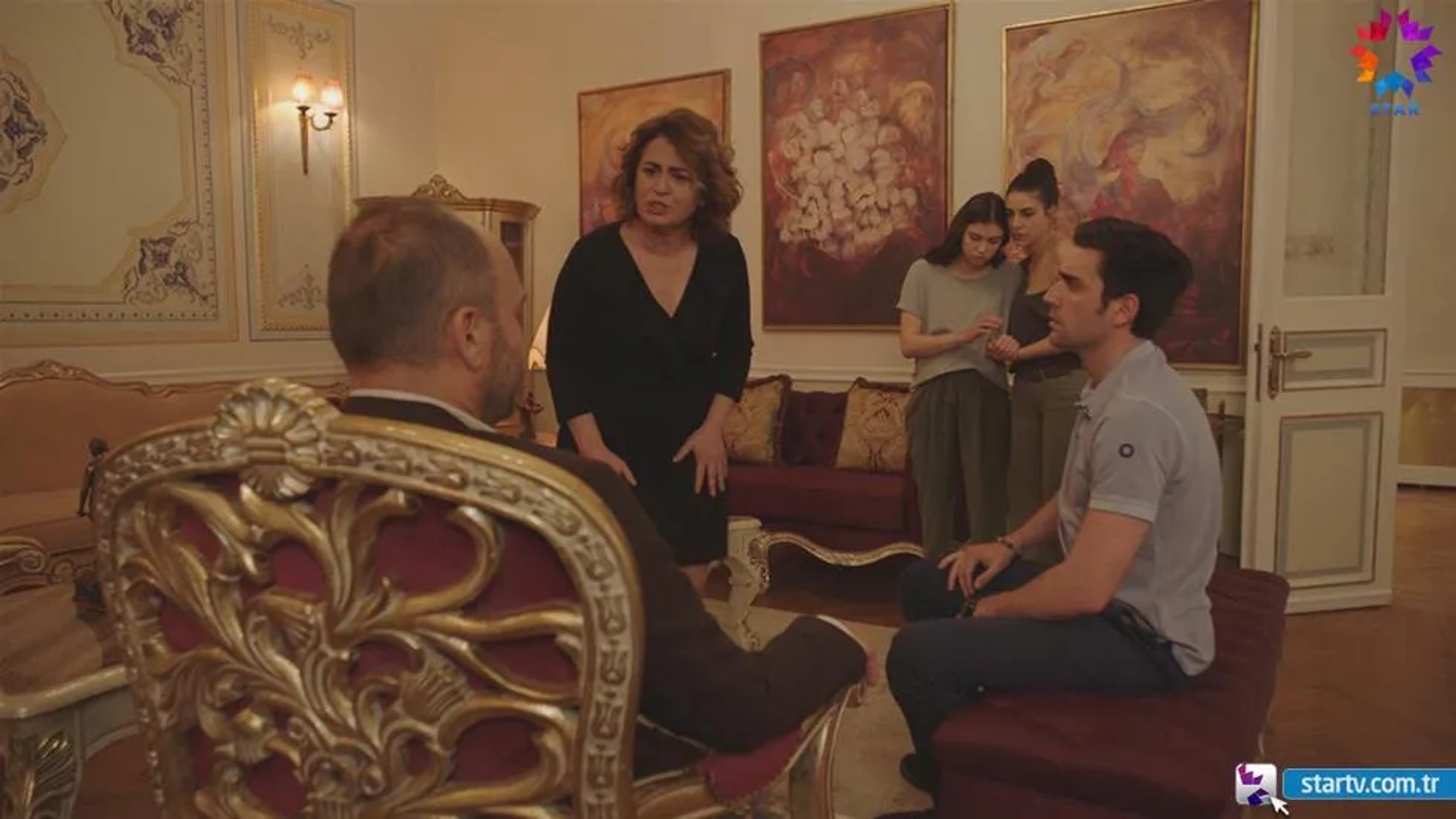 Mahir Günsiray, Nazan Kesal, Deniz Baysal, Caglar Ertugrul, Alp Navruz, and Afra Saraçoglu in Mrs. Fazilet and Her Daughters (2017)