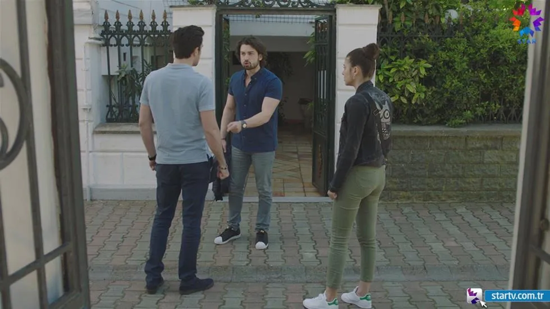 Deniz Baysal, Caglar Ertugrul, and Alp Navruz in Mrs. Fazilet and Her Daughters (2017)