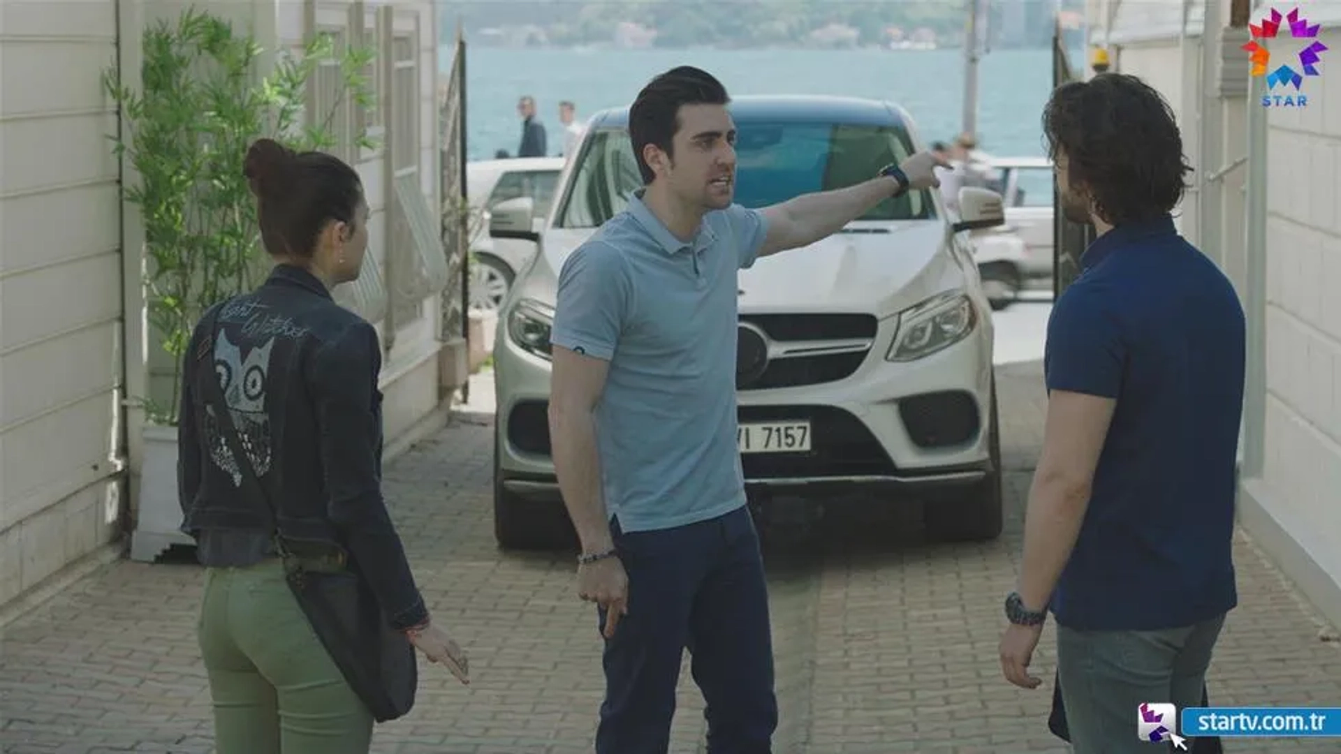 Deniz Baysal, Caglar Ertugrul, and Alp Navruz in Mrs. Fazilet and Her Daughters (2017)